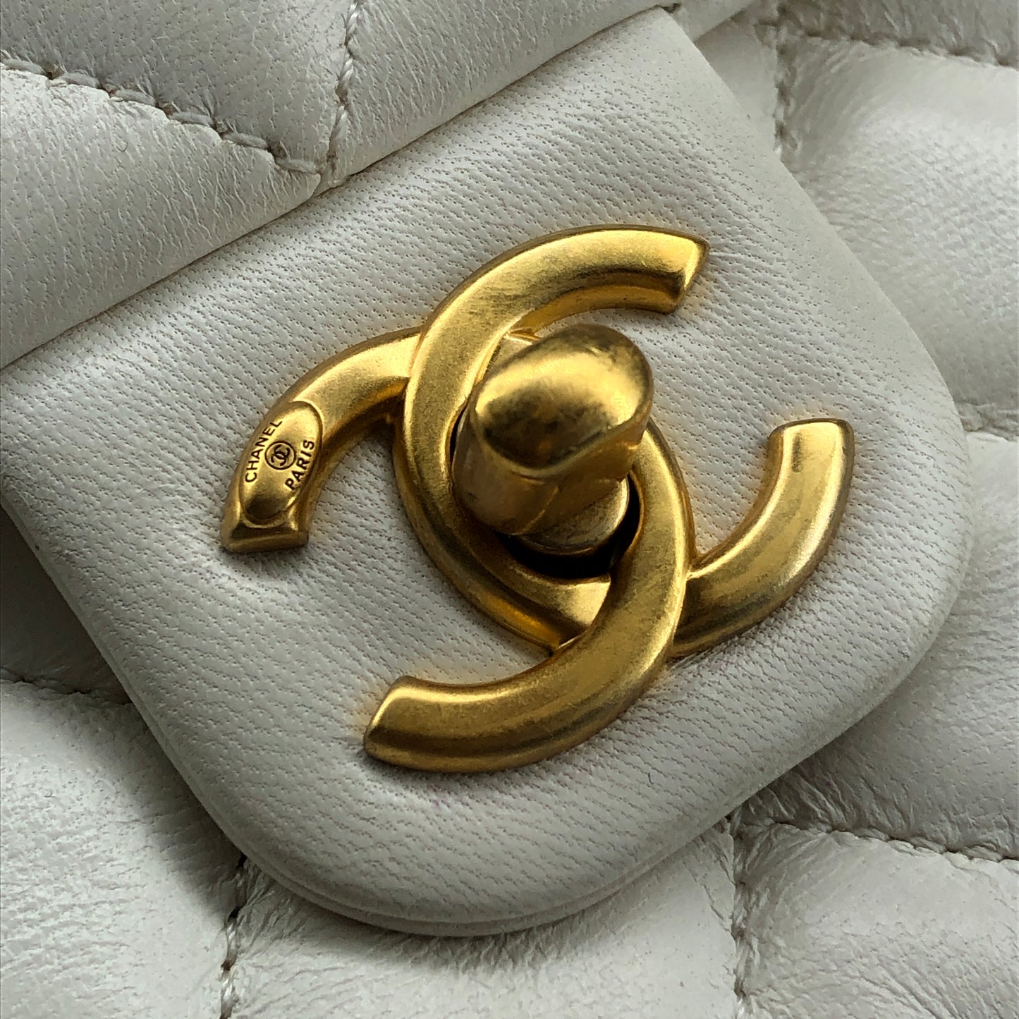 Chanel Lambskin Enamel Quilted Mini Coco Hearts Square Flap White Bag 清理中