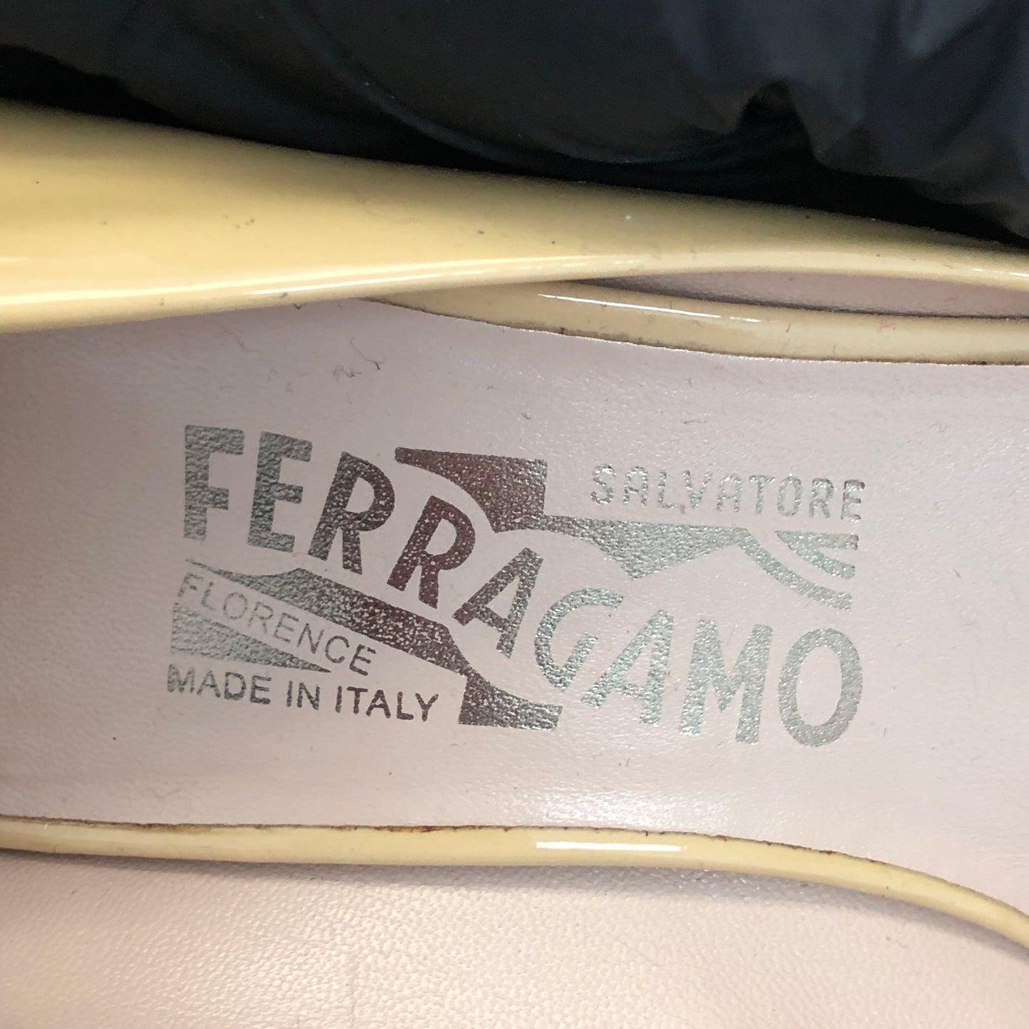 Salvatore Ferragamo Women‘s Patent Leather Round Toe Mid Heel Pumps Shoes 7.5B Beige