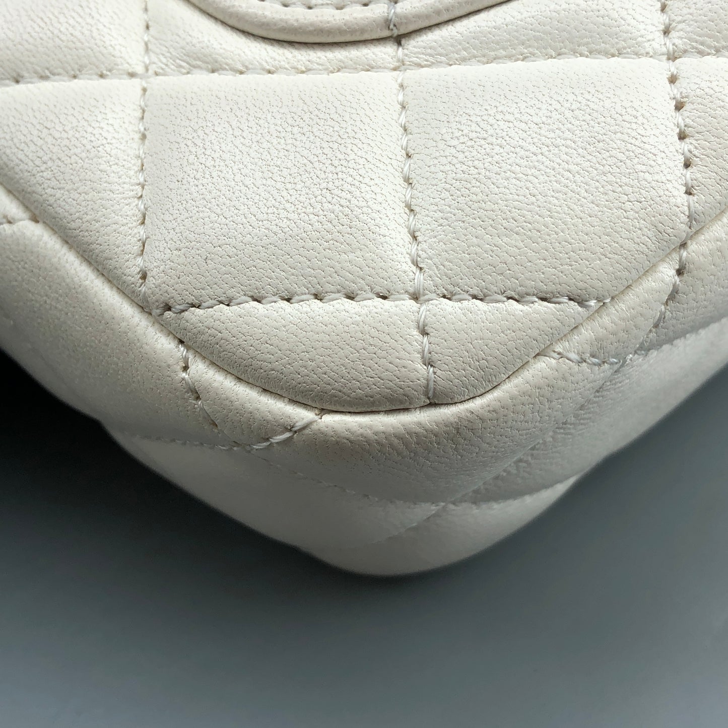 Chanel Lambskin Enamel Quilted Mini Coco Hearts Square Flap White Bag 清理中