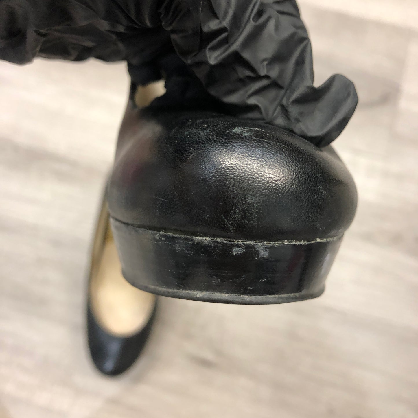 Michael Kors Women's Black Leather Round Toe Heeled Pumps 6