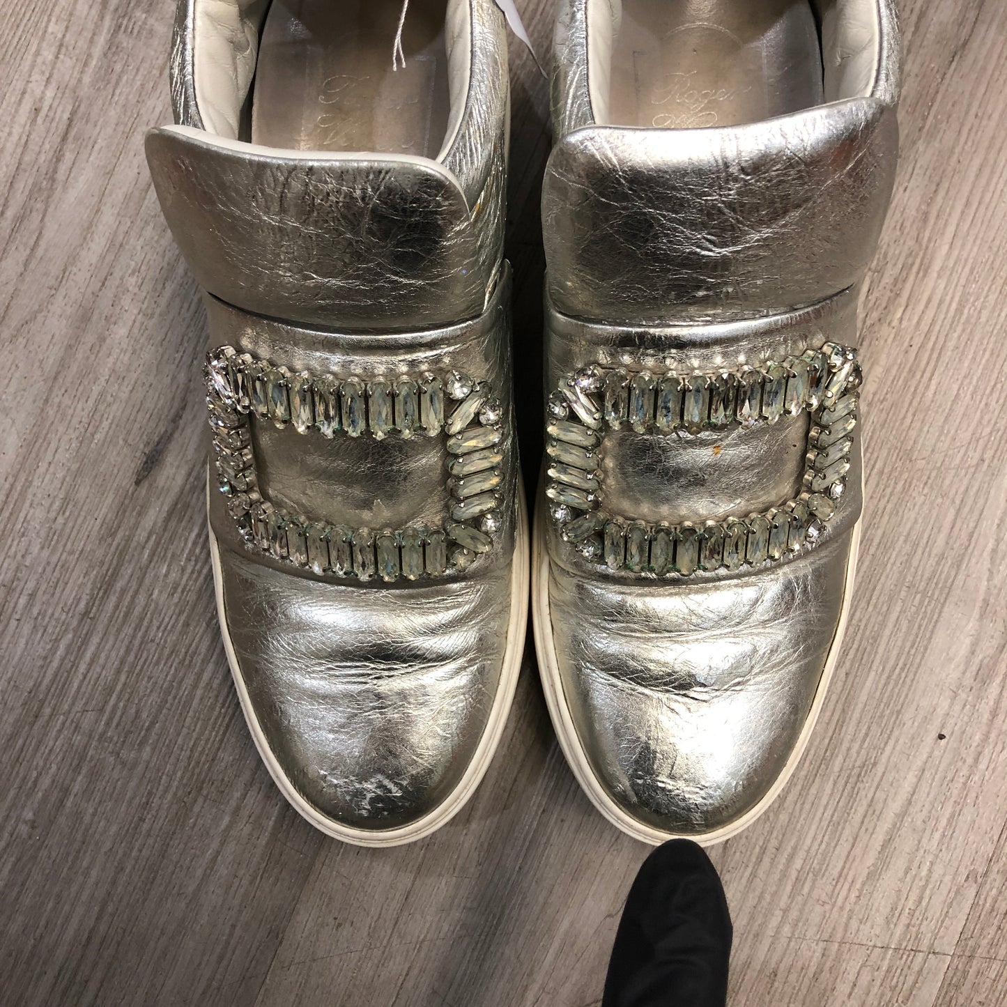 Roger Vivier Women's Strass Buckle Metallic Leather Low Top Sneaker Shoes 35.5 Silver