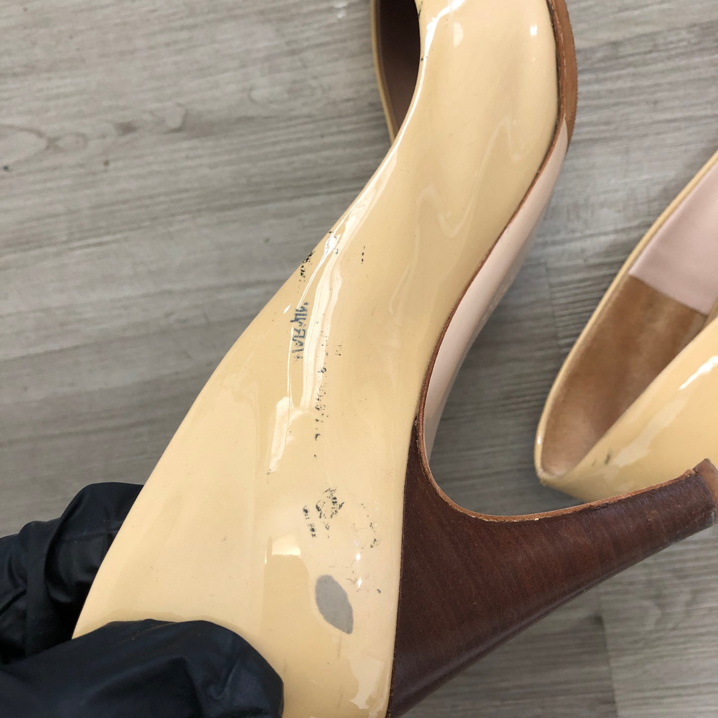 Salvatore Ferragamo Women‘s Patent Leather Round Toe Mid Heel Pumps Shoes 7.5B Beige
