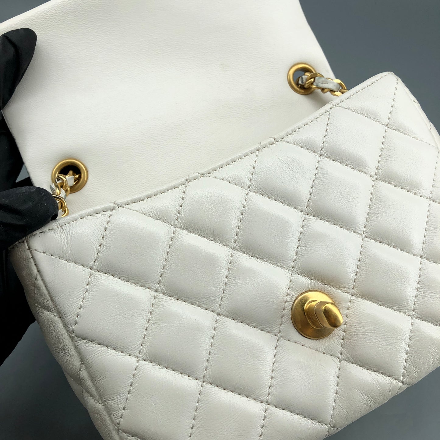 Chanel Lambskin Enamel Quilted Mini Coco Hearts Square Flap White Bag 清理中