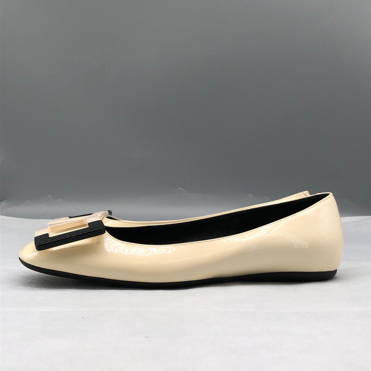 Roger Vivier Women's Cream Patent Leather Belle Vivier Flats shoes 36.5