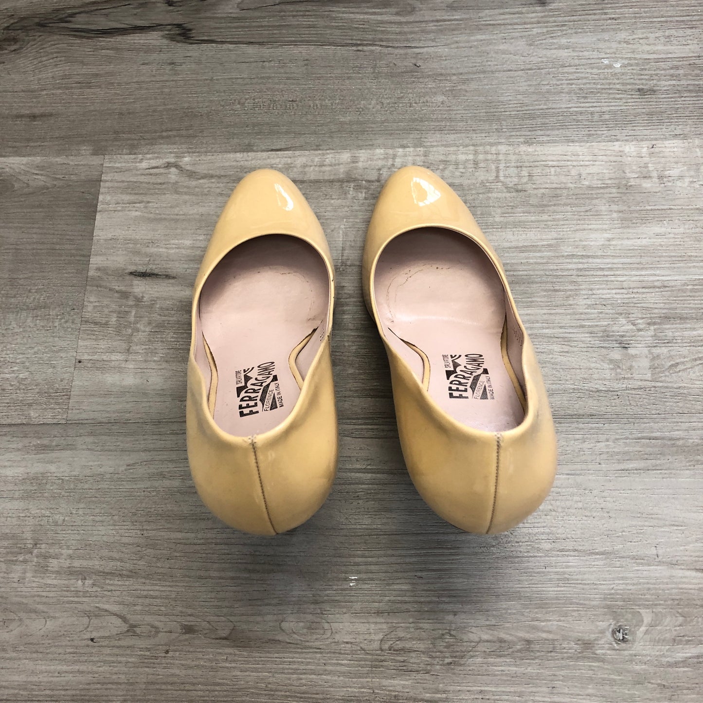 Salvatore Ferragamo Women‘s Patent Leather Round Toe Mid Heel Pumps Shoes 7.5B Beige