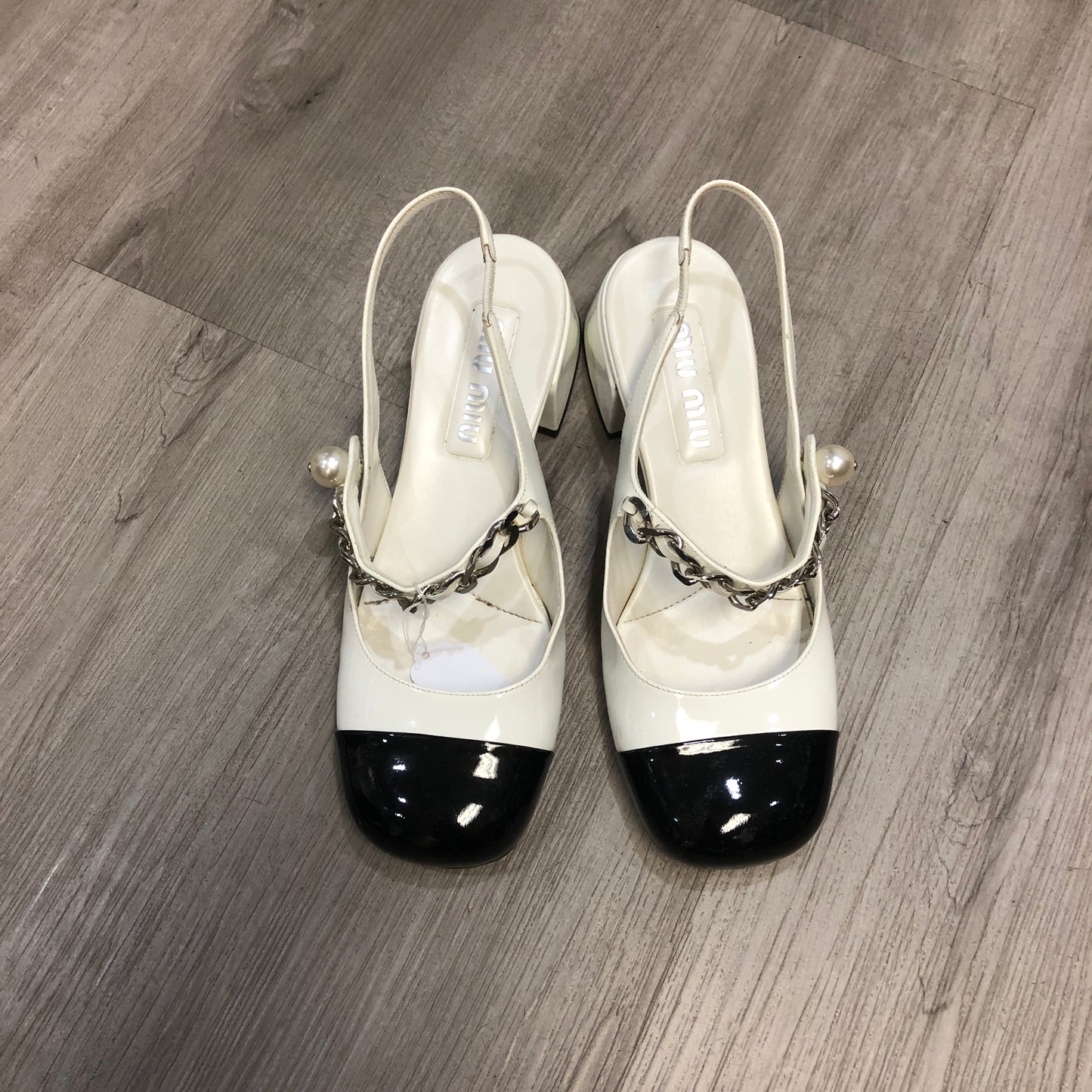 Miu Miu Women's Patent Leather Two-Tone Pearl Chain Slingback Block Heel Pumps Shoes 38 Cream Black