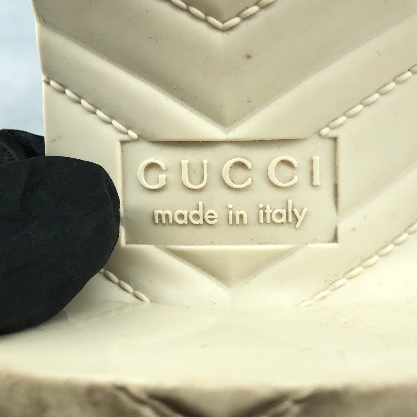 Gucci Logo Embossed Rubber Slide Sandals 35 cream