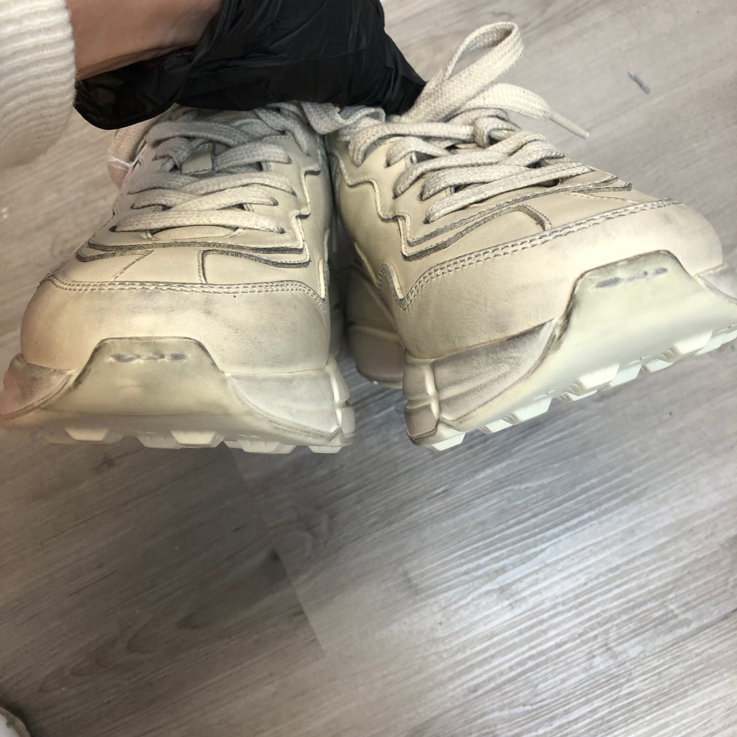 Gucci Women's Ivory Rhyton Distressed Sneakers Size 34.5