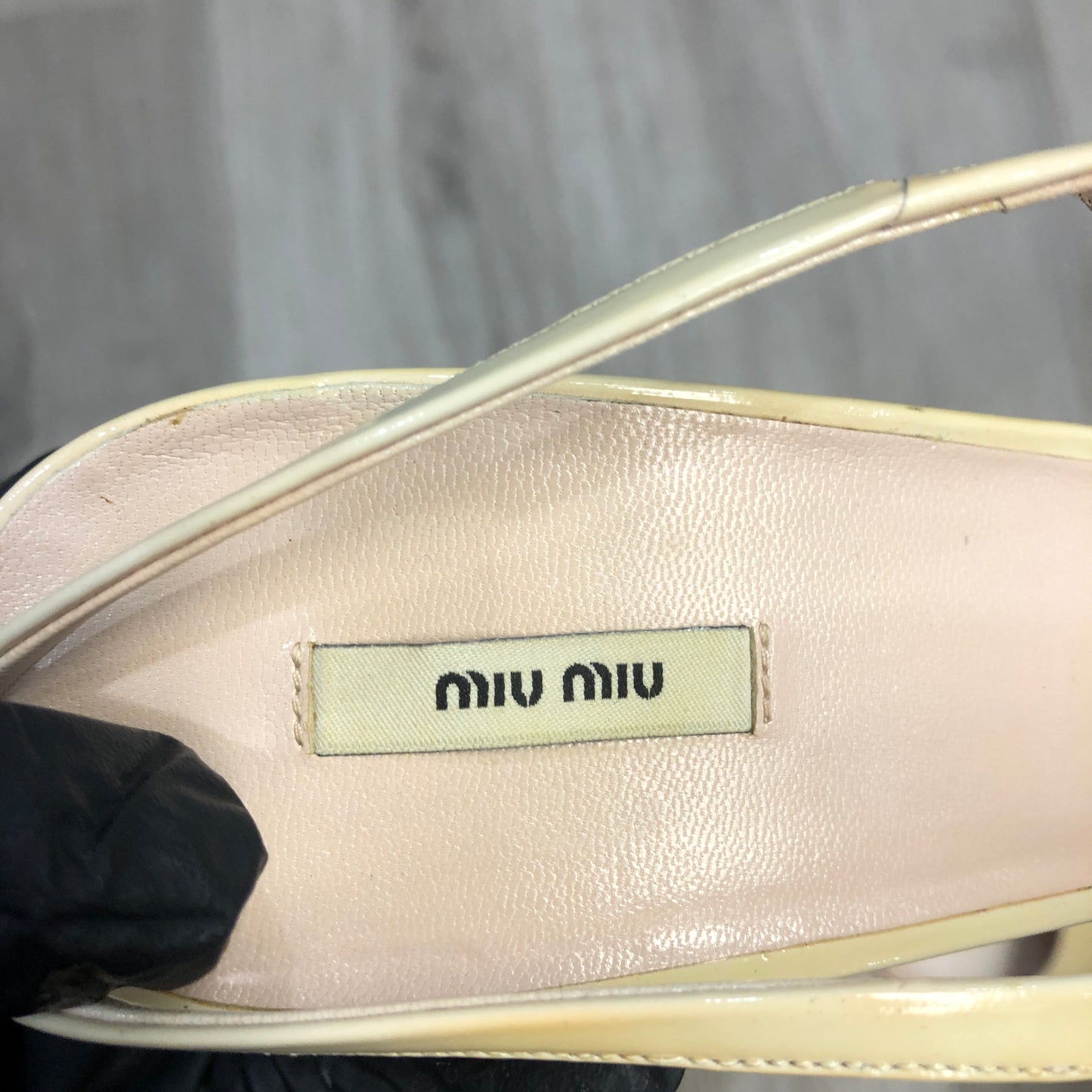 Miu Miu Women’s Patent Leather Slingback Pumps 39 cream