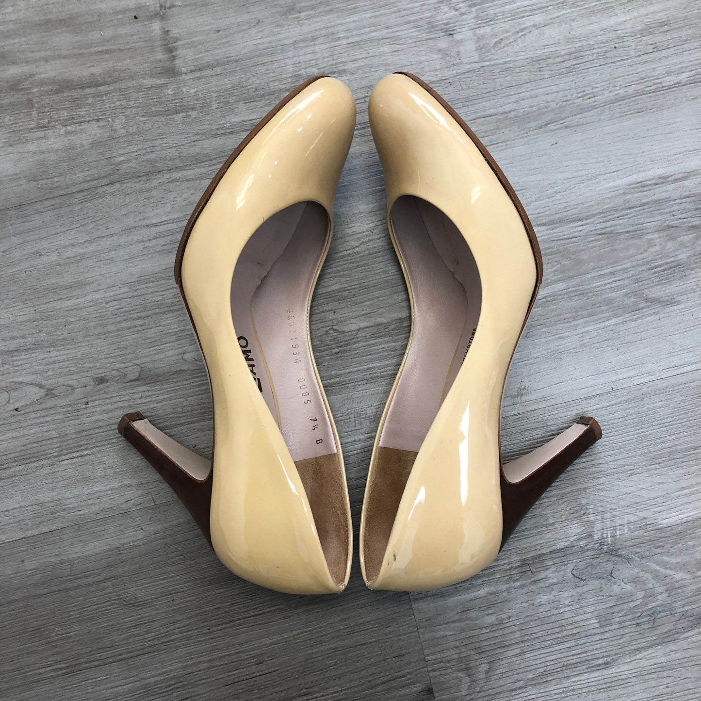 Salvatore Ferragamo Women‘s Patent Leather Round Toe Mid Heel Pumps Shoes 7.5B Beige