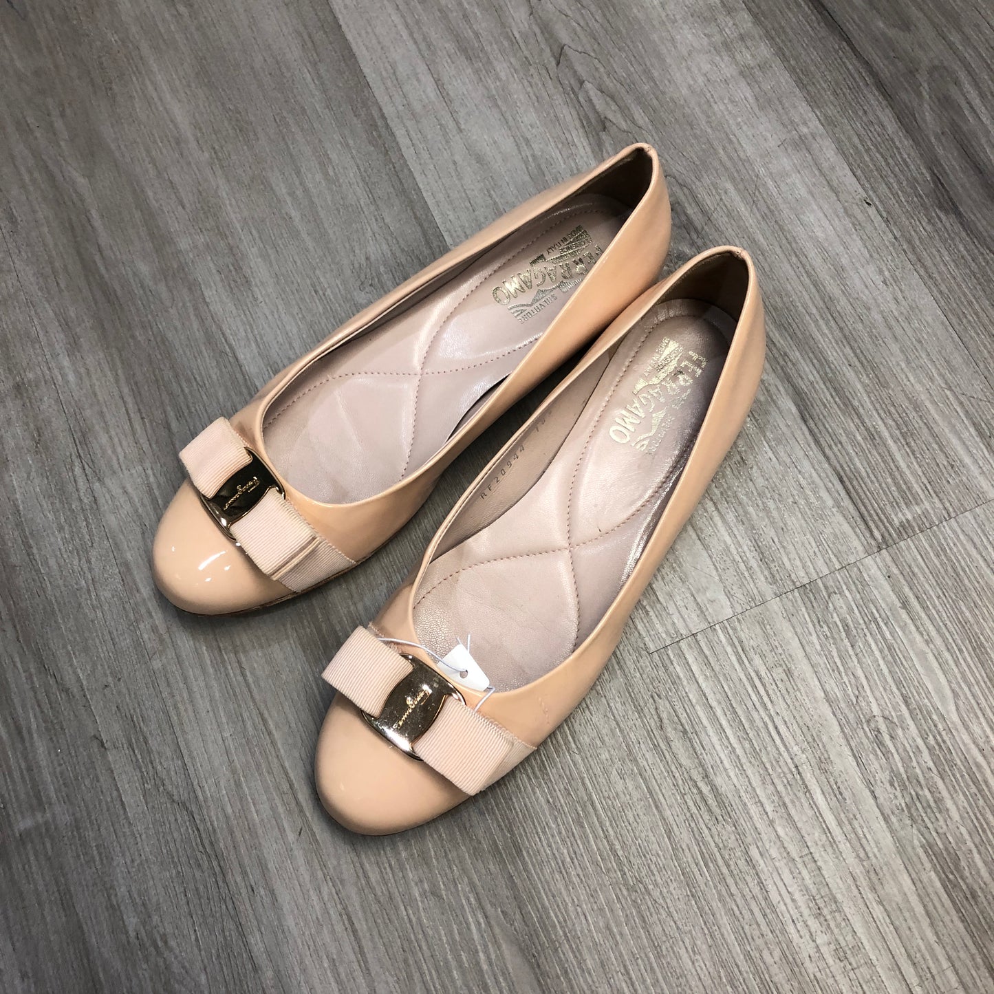 Salvatore Ferragamo Vara Bow Patent Leather Pumps US 8M Peach