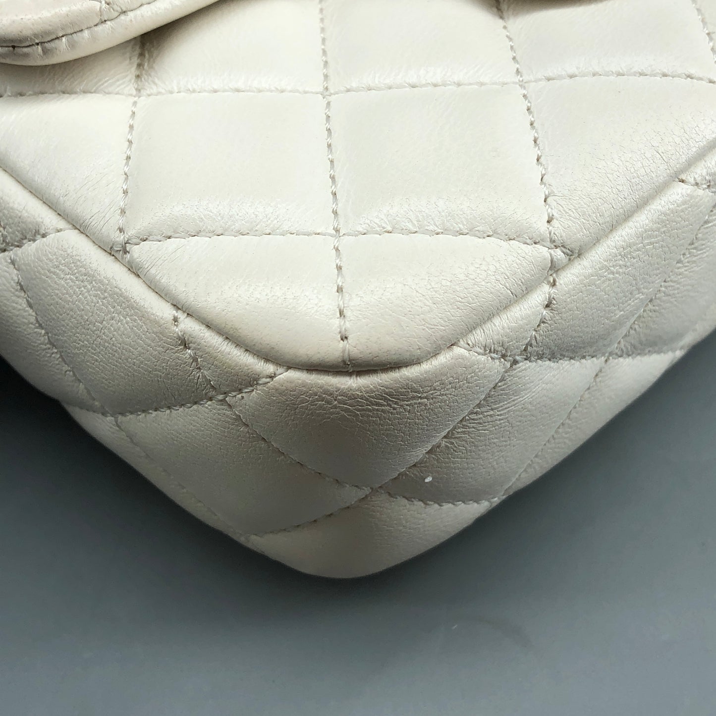 Chanel Lambskin Enamel Quilted Mini Coco Hearts Square Flap White Bag 清理中