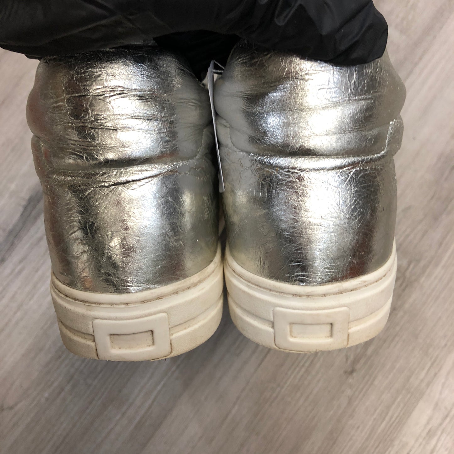 Roger Vivier Women's Strass Buckle Metallic Leather Low Top Sneaker Shoes 35.5 Silver