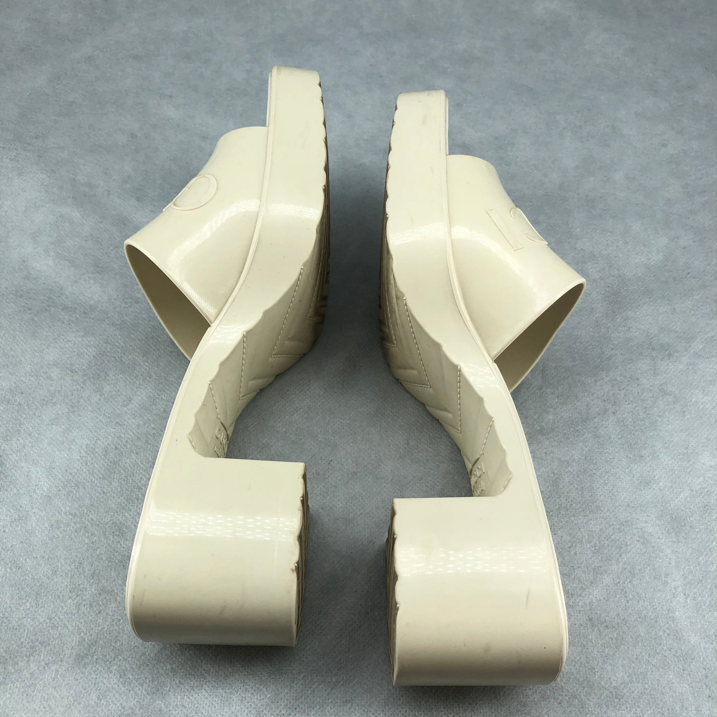 Gucci Logo Embossed Rubber Slide Sandals 35 cream