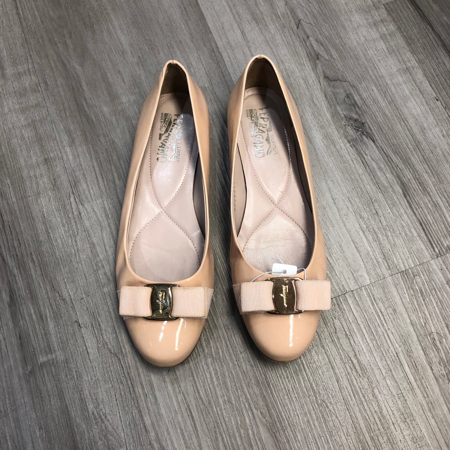 Salvatore Ferragamo Vara Bow Patent Leather Pumps US 8M Peach