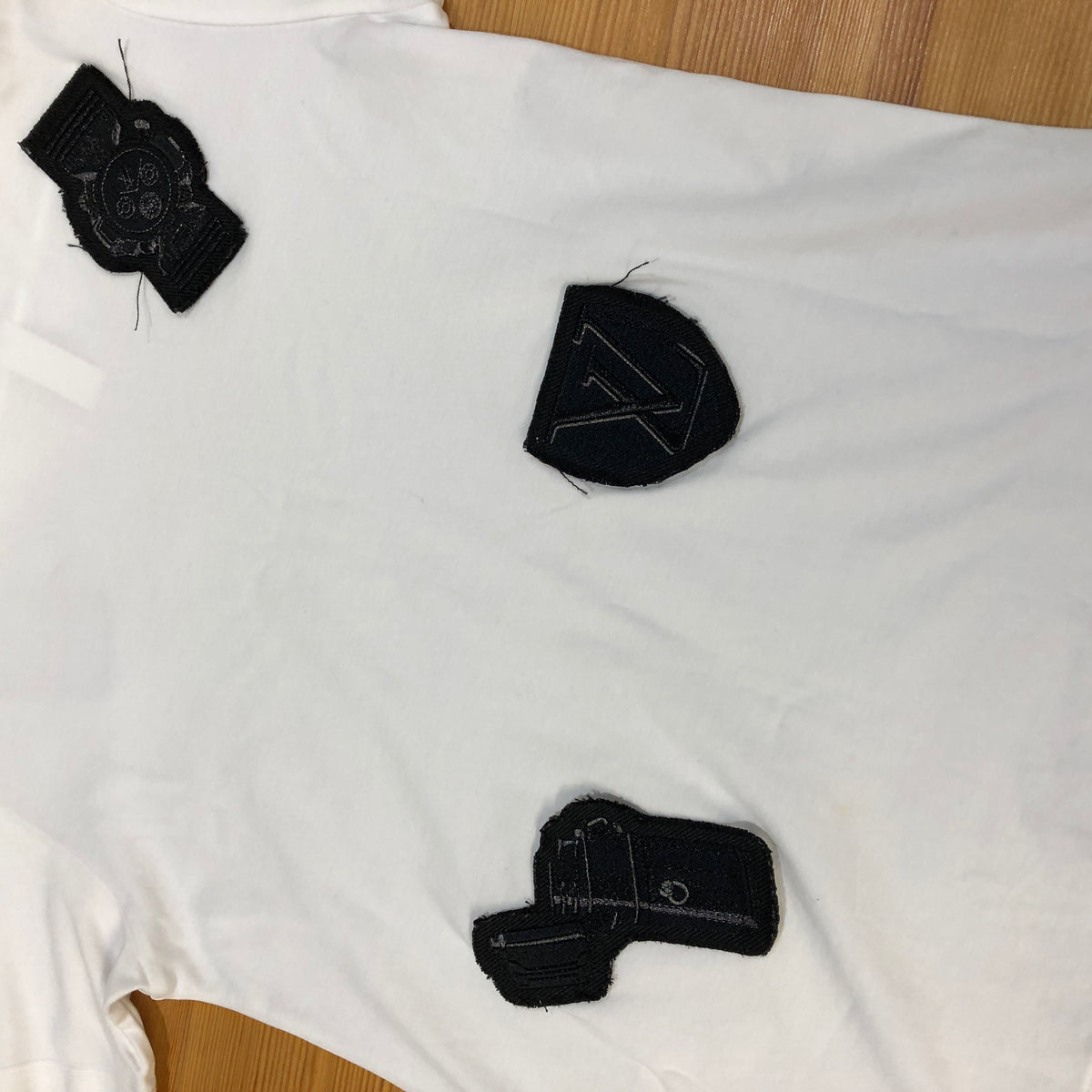 Louis Vuitton White Heart Applique T-shirt Size M