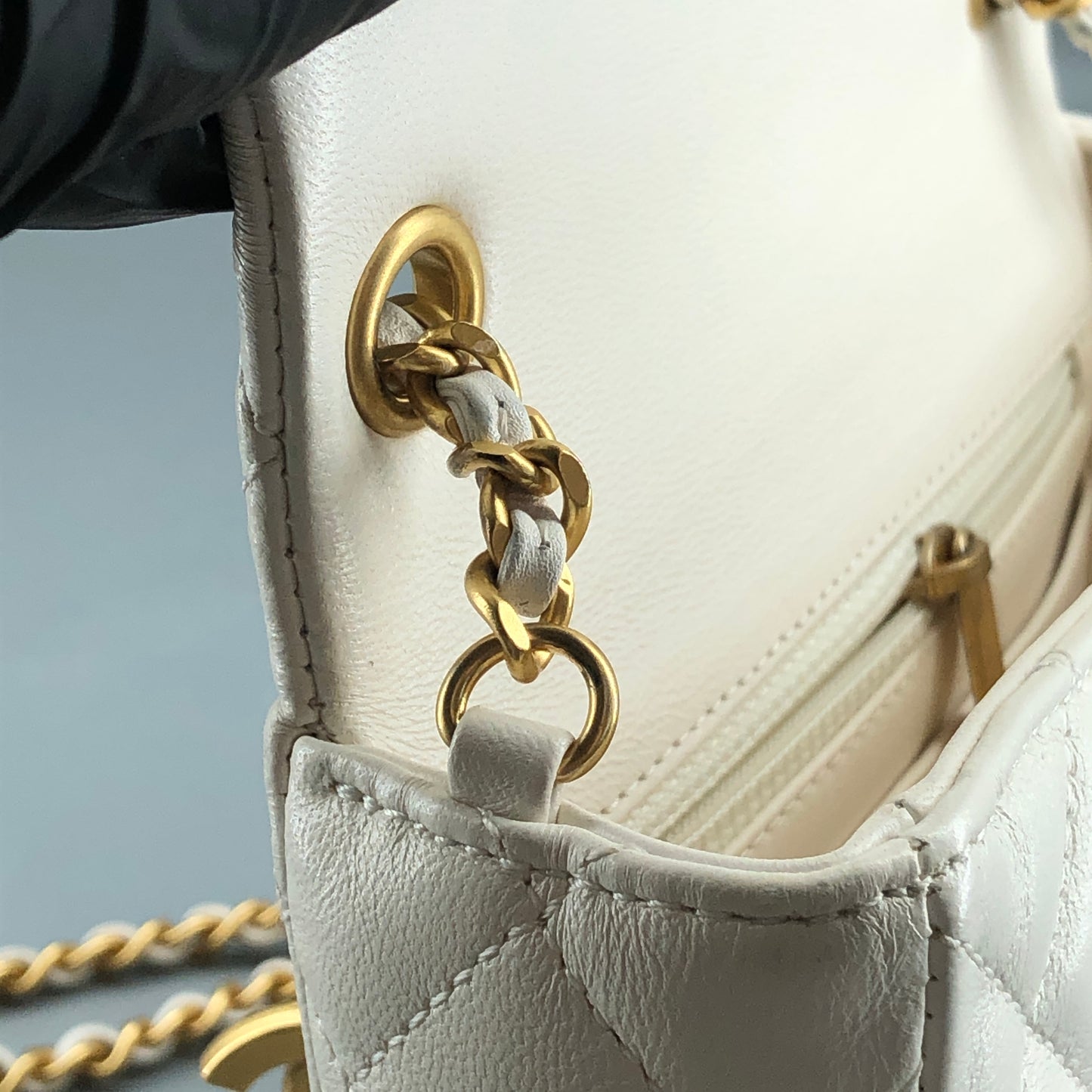 Chanel Lambskin Enamel Quilted Mini Coco Hearts Square Flap White Bag 清理中