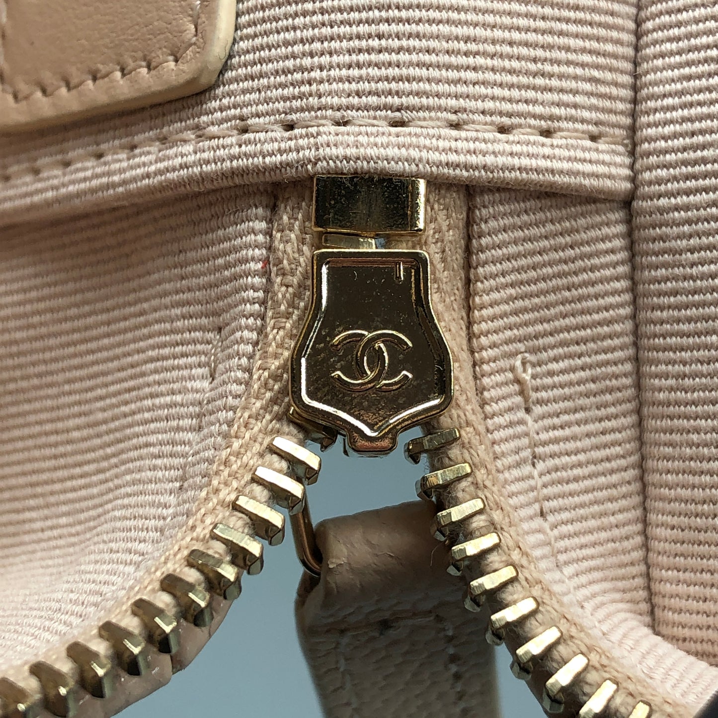 Chanel Caviar Quilted Top Handle Slim Vanity With Chain Beige/Nude
