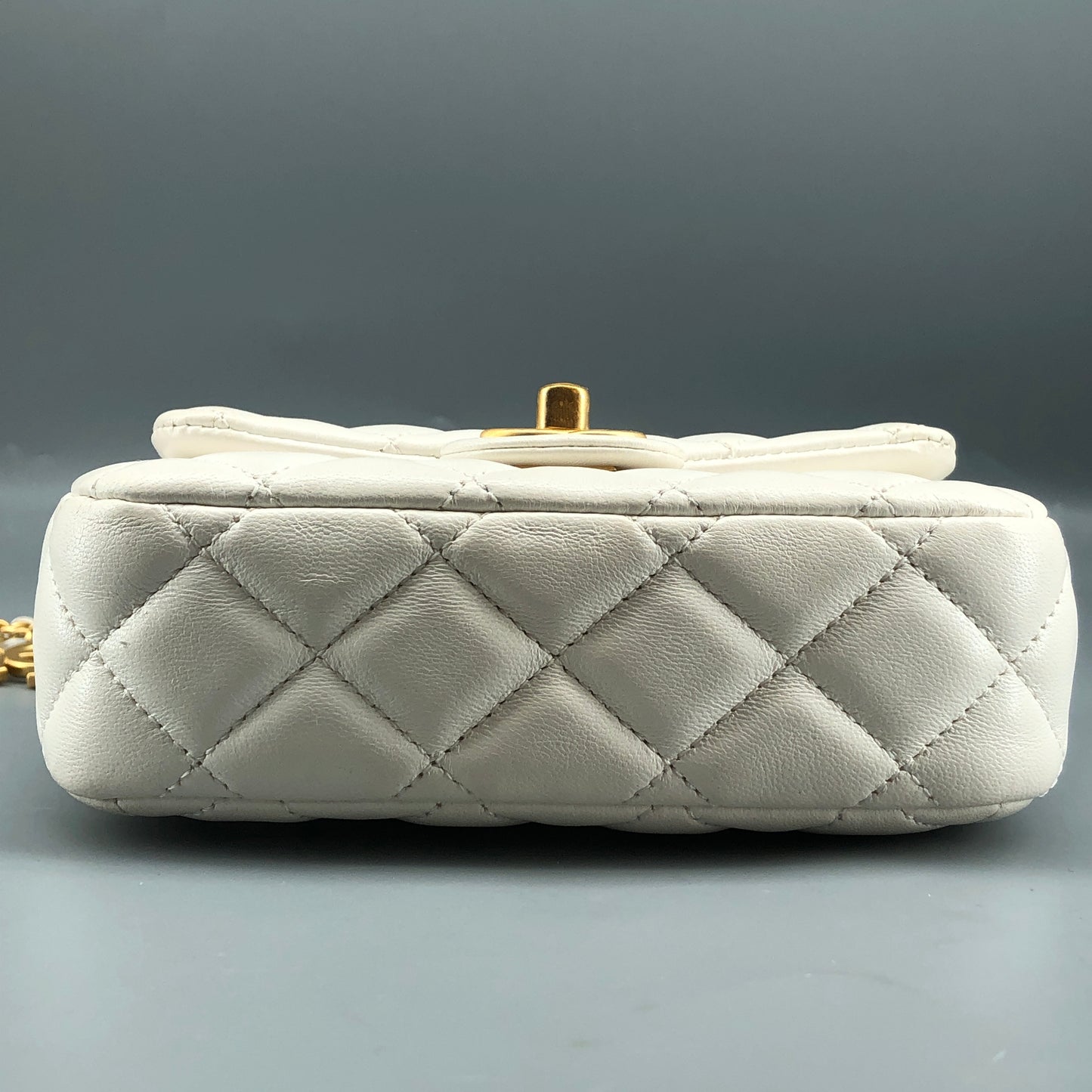 Chanel Lambskin Enamel Quilted Mini Coco Hearts Square Flap White Bag 清理中