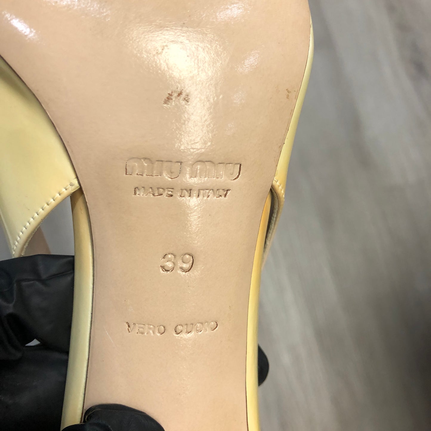 Miu Miu Women’s Patent Leather Slingback Pumps 39 cream