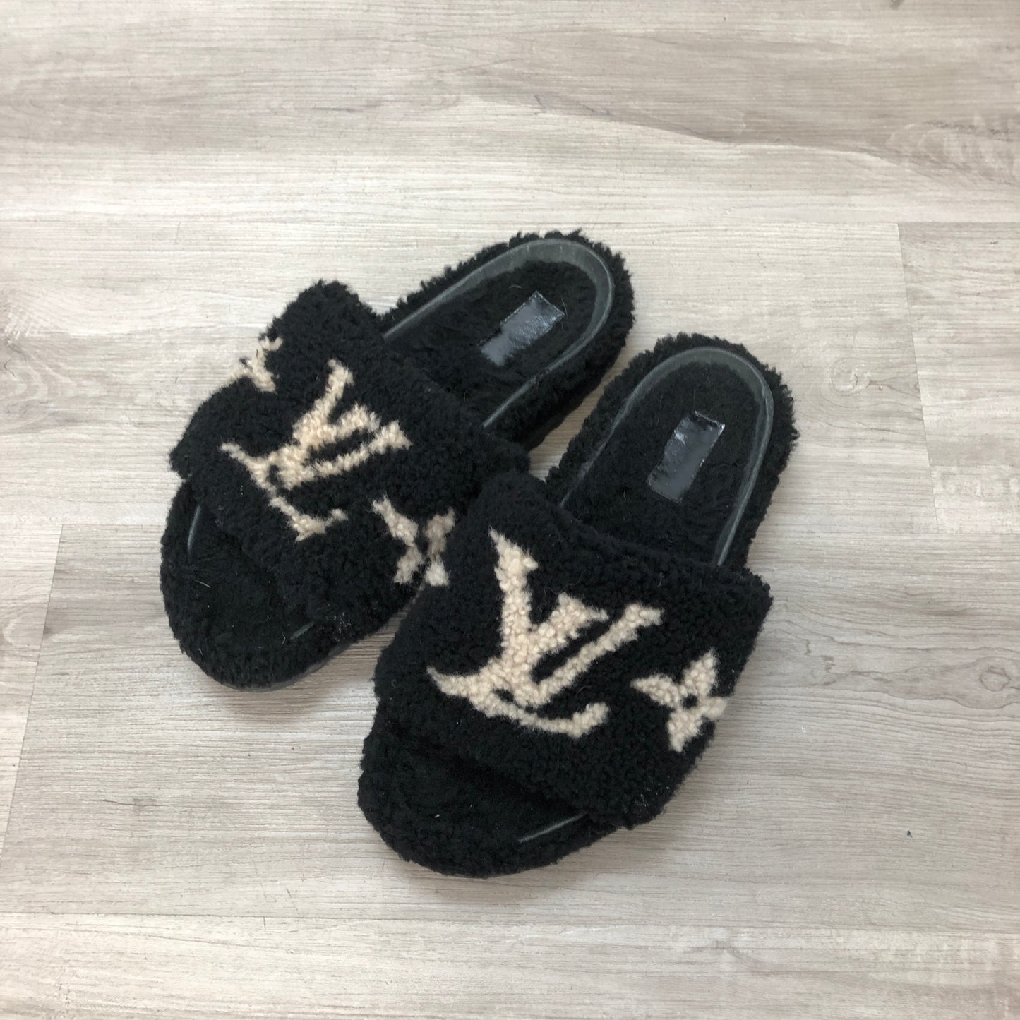 Louis Vuitton Unisex Teddy Shearling Monogram Slide Sandal 40 Black Beige Two-Tone