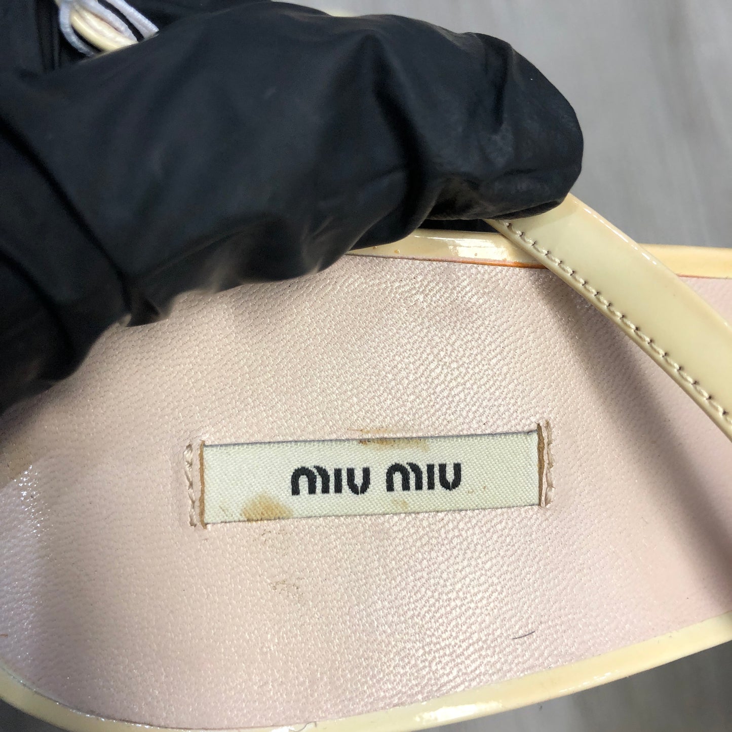Miu Miu Women’s Patent Leather Slingback Pumps 39 cream