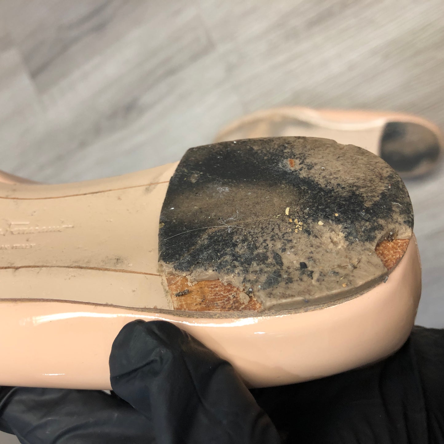 Salvatore Ferragamo Vara Bow Patent Leather Pumps US 8M Peach