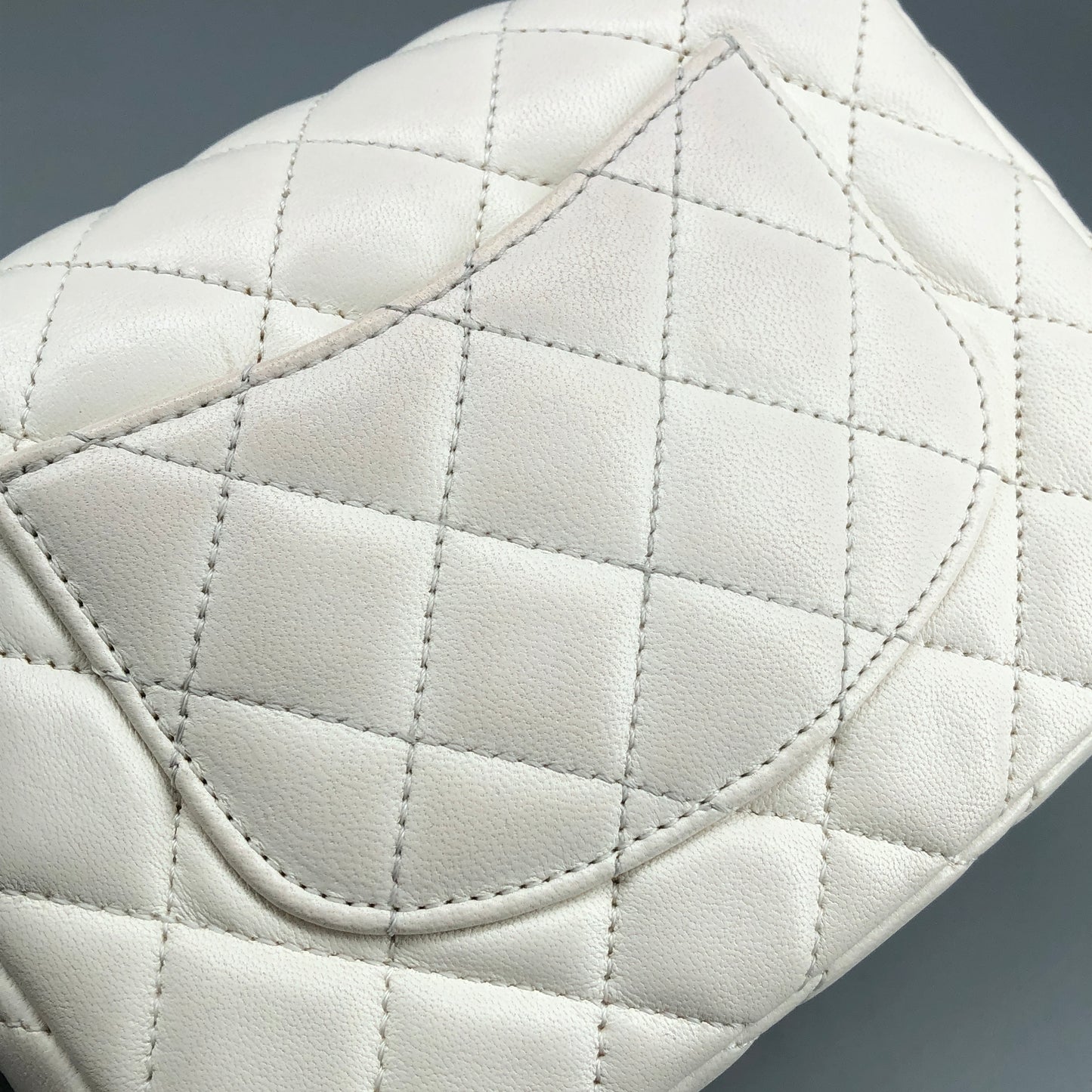 Chanel Lambskin Enamel Quilted Mini Coco Hearts Square Flap White Bag 清理中