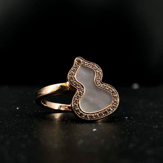 Qeelin Wulu 18k Gold Diamond & Mother-of-Pearl Ring Size 53mm
