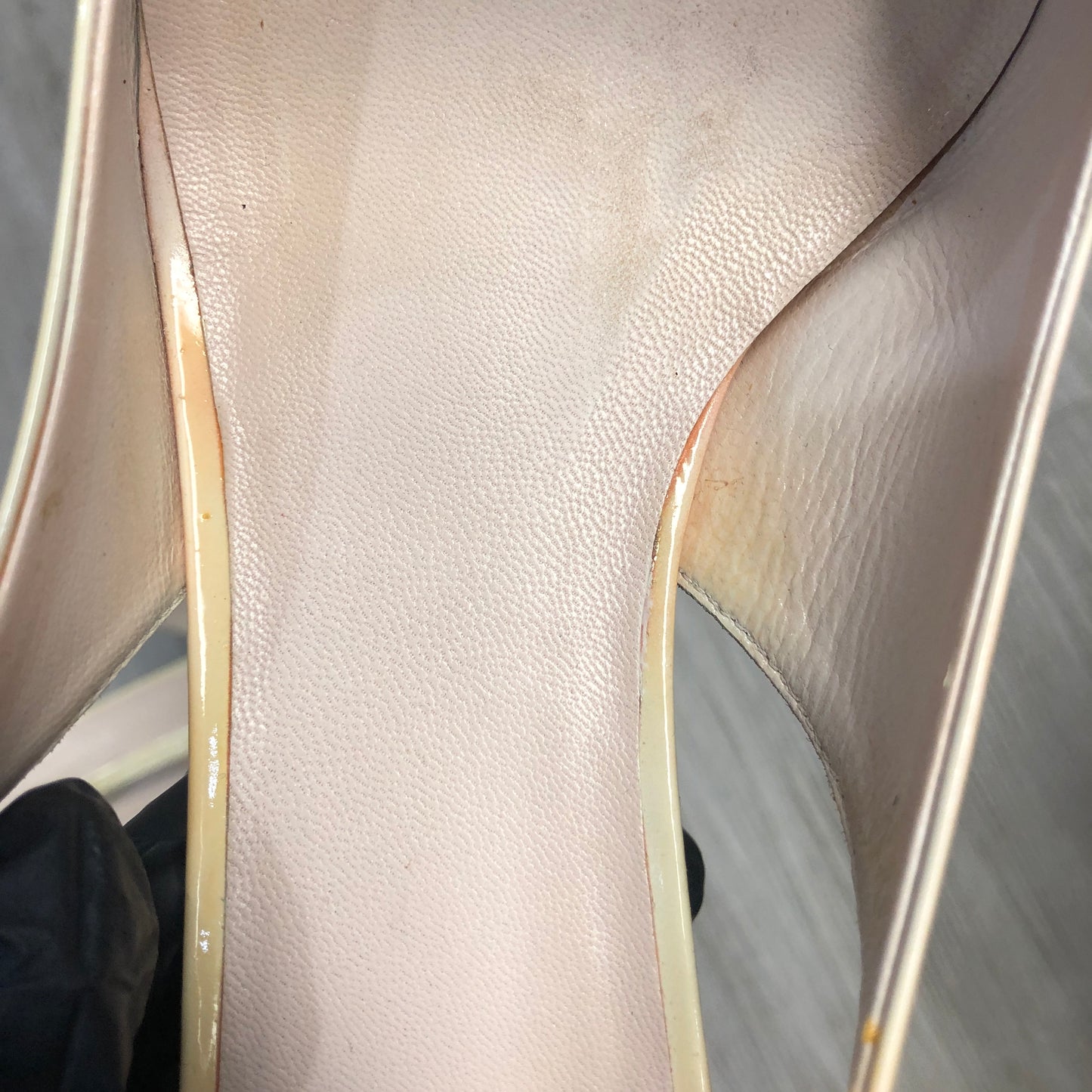 Miu Miu Women’s Patent Leather Slingback Pumps 39 cream