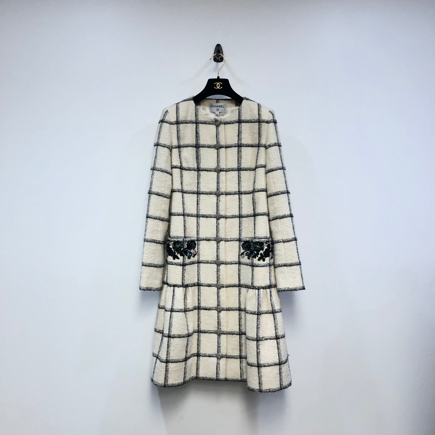 Chanel White Black Plaid Tweed Dress Floral Pocket Embellishment Size 38