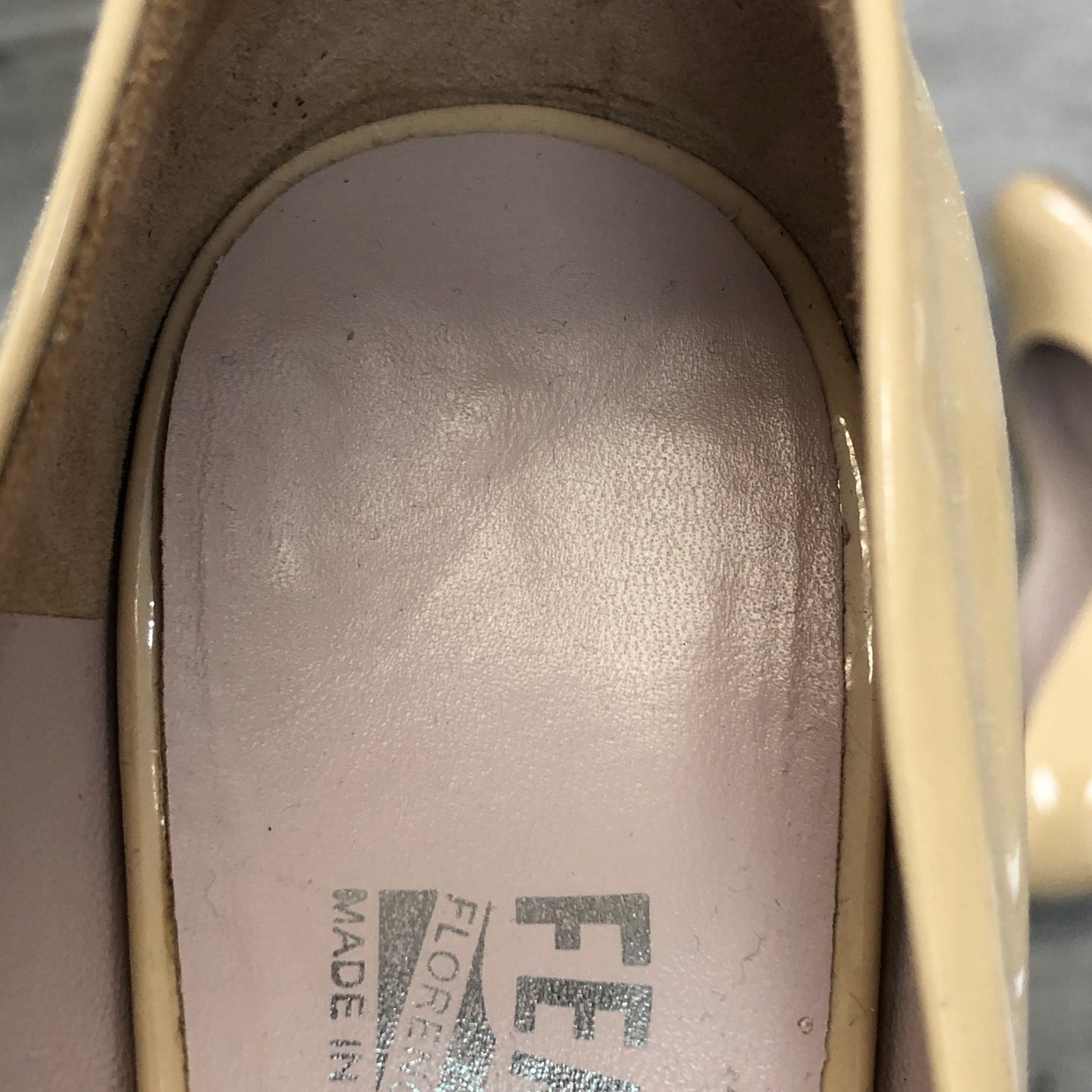 Salvatore Ferragamo Women‘s Patent Leather Round Toe Mid Heel Pumps Shoes 7.5B Beige