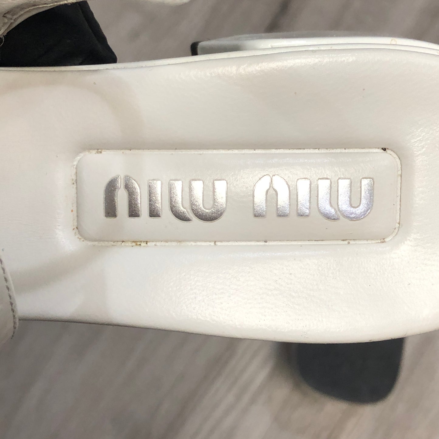 Miu Miu Women's Patent Leather Two-Tone Pearl Chain Slingback Block Heel Pumps Shoes 38 Cream Black