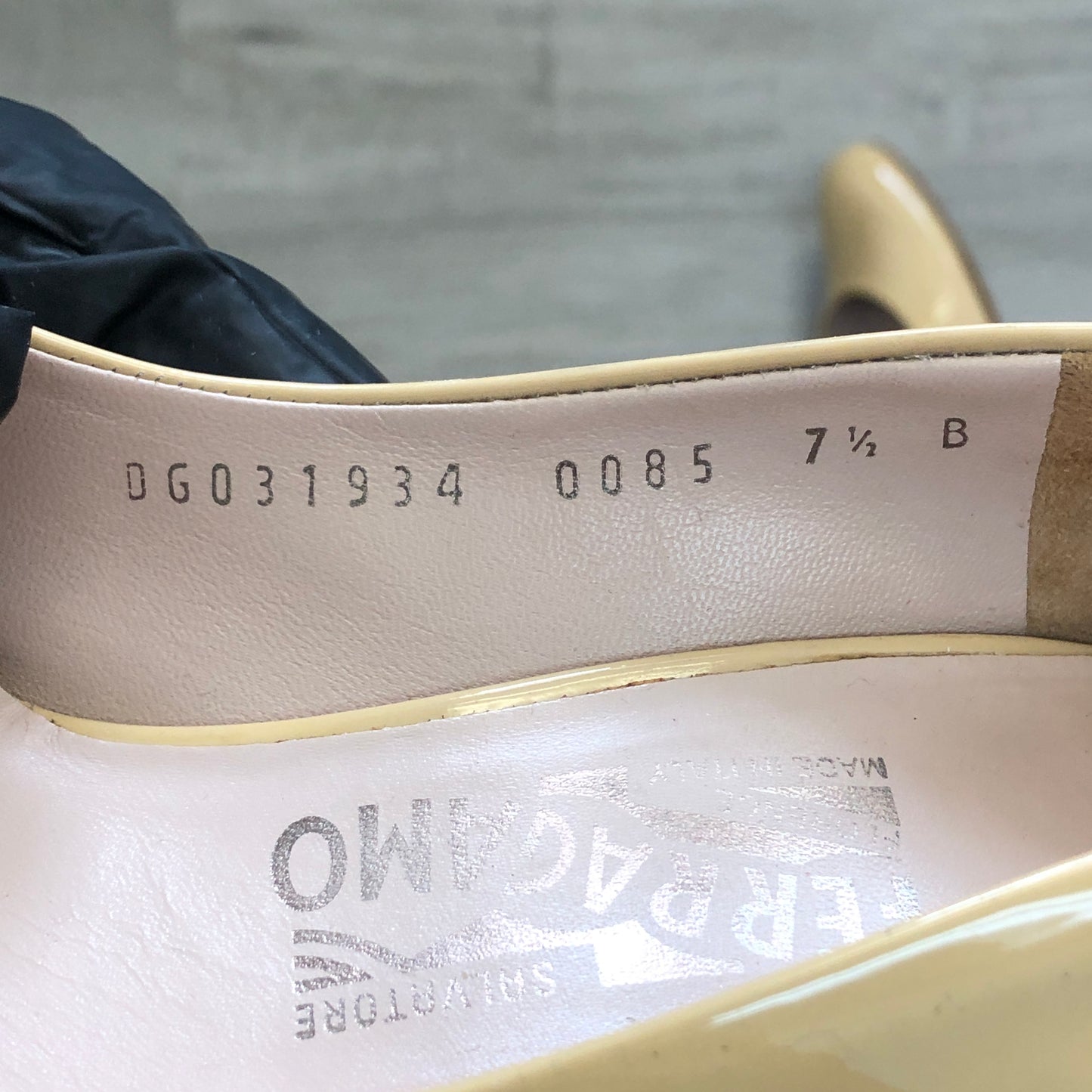 Salvatore Ferragamo Women‘s Patent Leather Round Toe Mid Heel Pumps Shoes 7.5B Beige