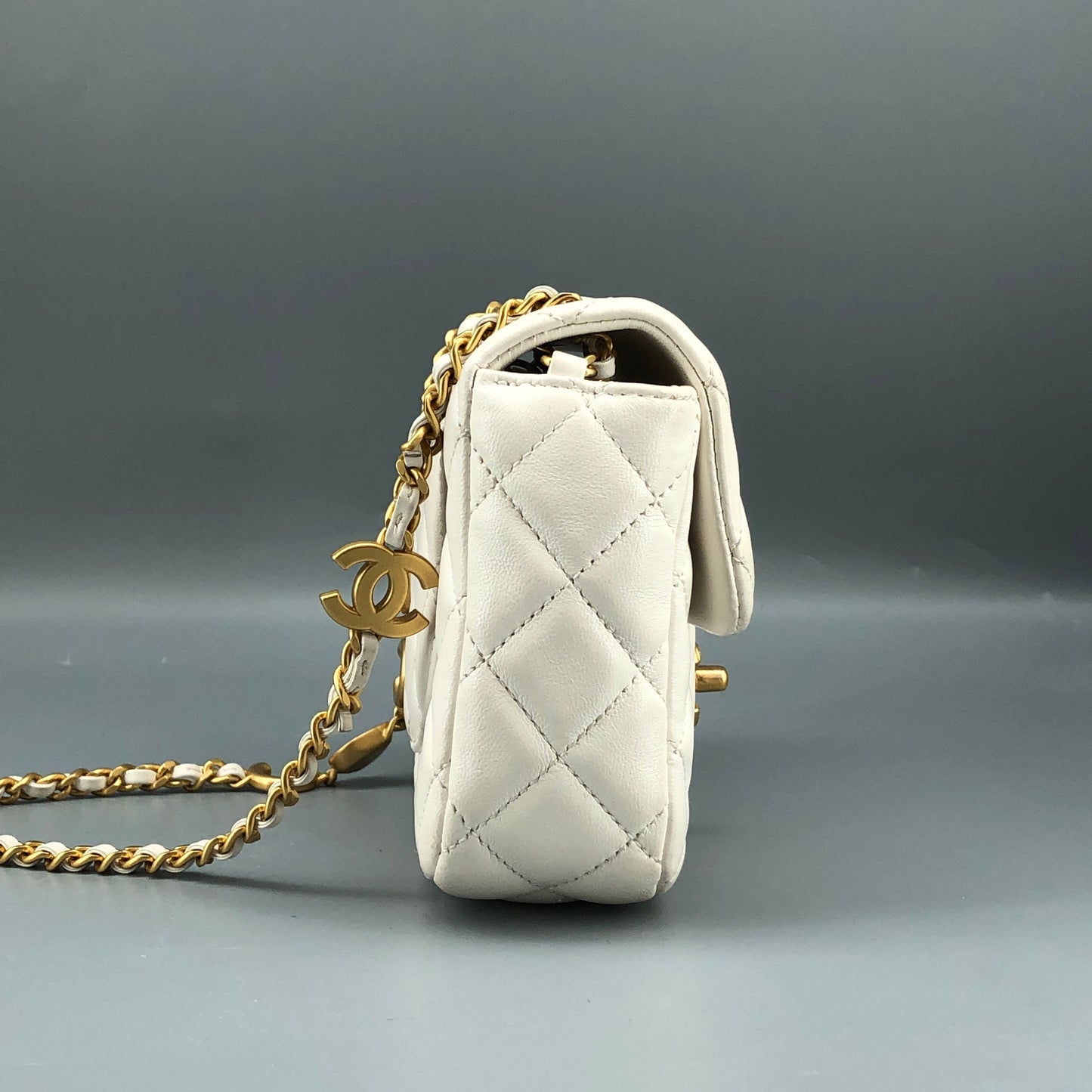 Chanel Lambskin Enamel Quilted Mini Coco Hearts Square Flap White Bag 清理中