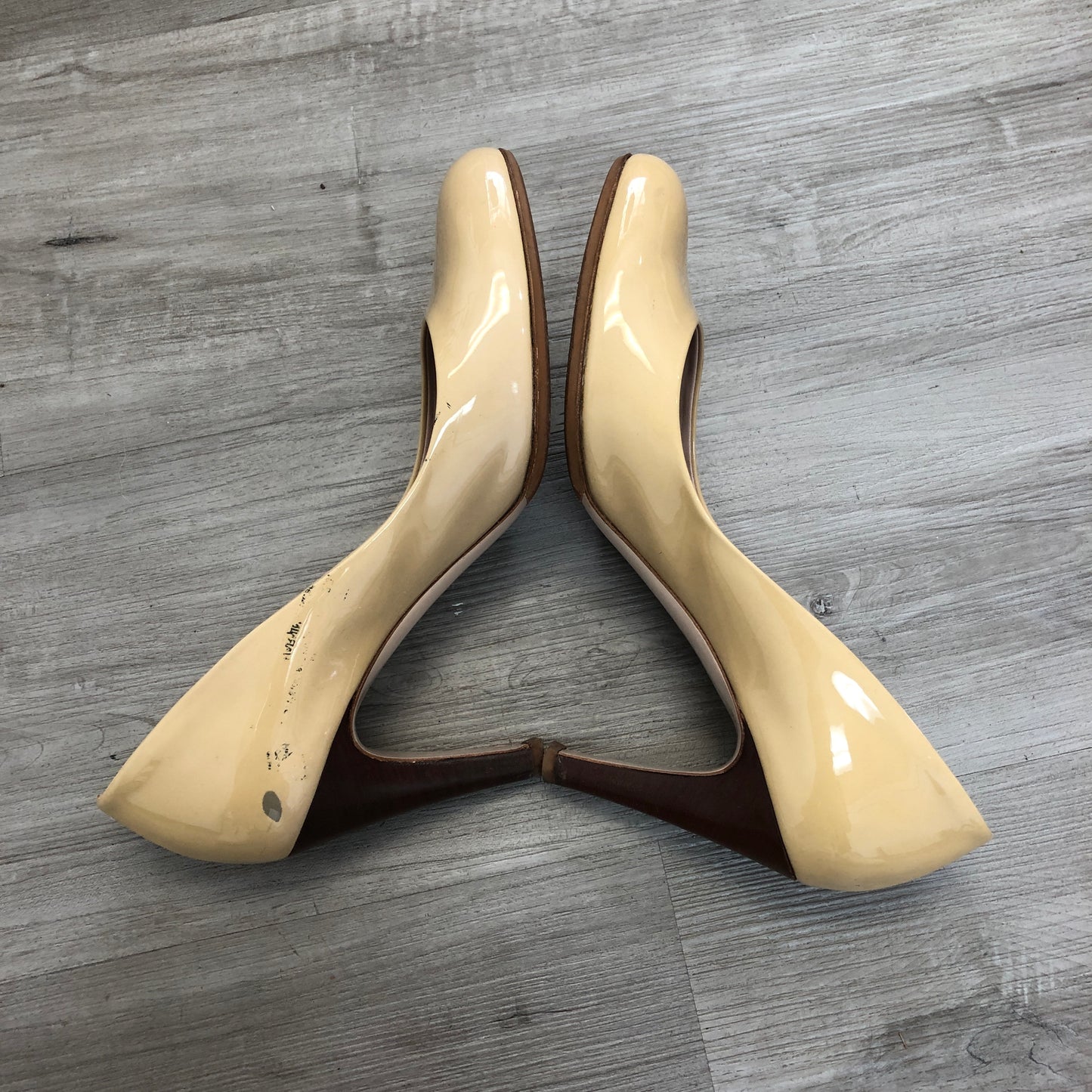 Salvatore Ferragamo Women‘s Patent Leather Round Toe Mid Heel Pumps Shoes 7.5B Beige