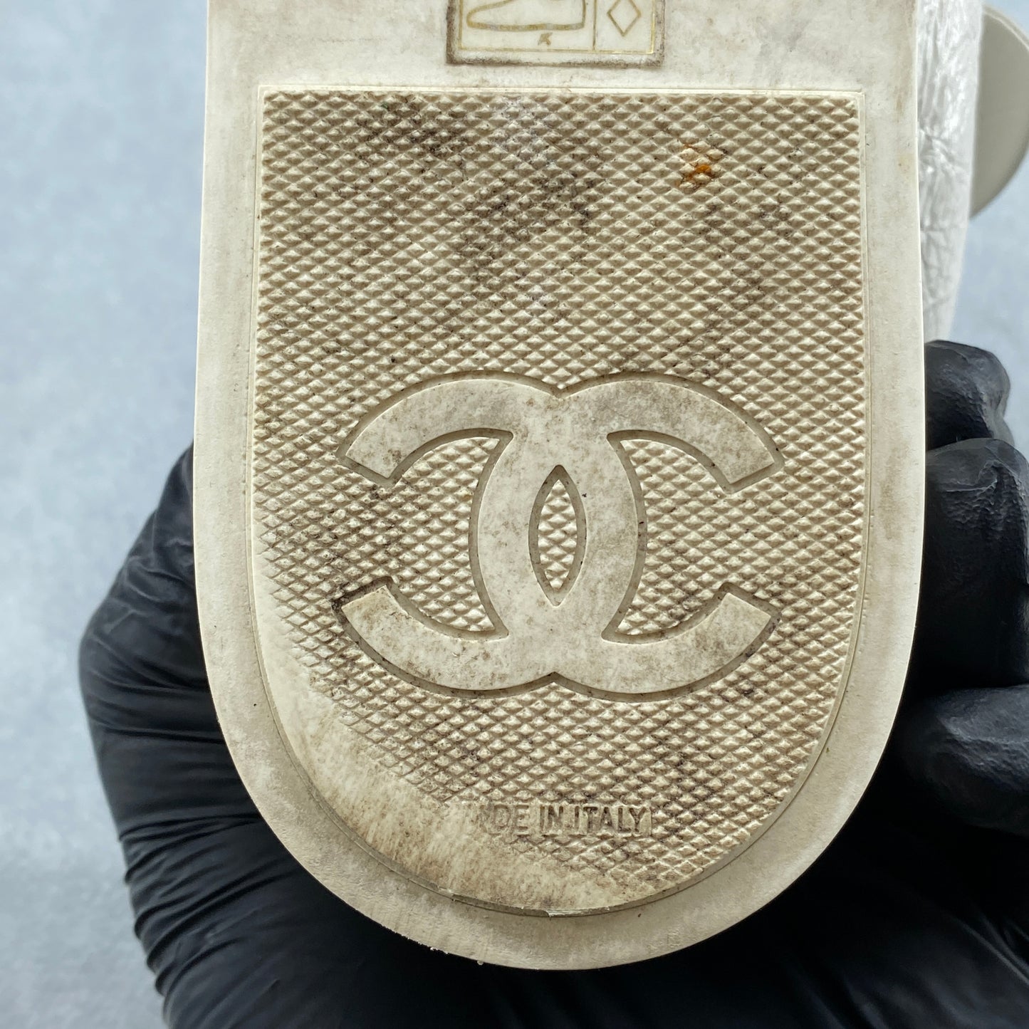 Chanel Women‘s White Bow Sneakers Size 35.5