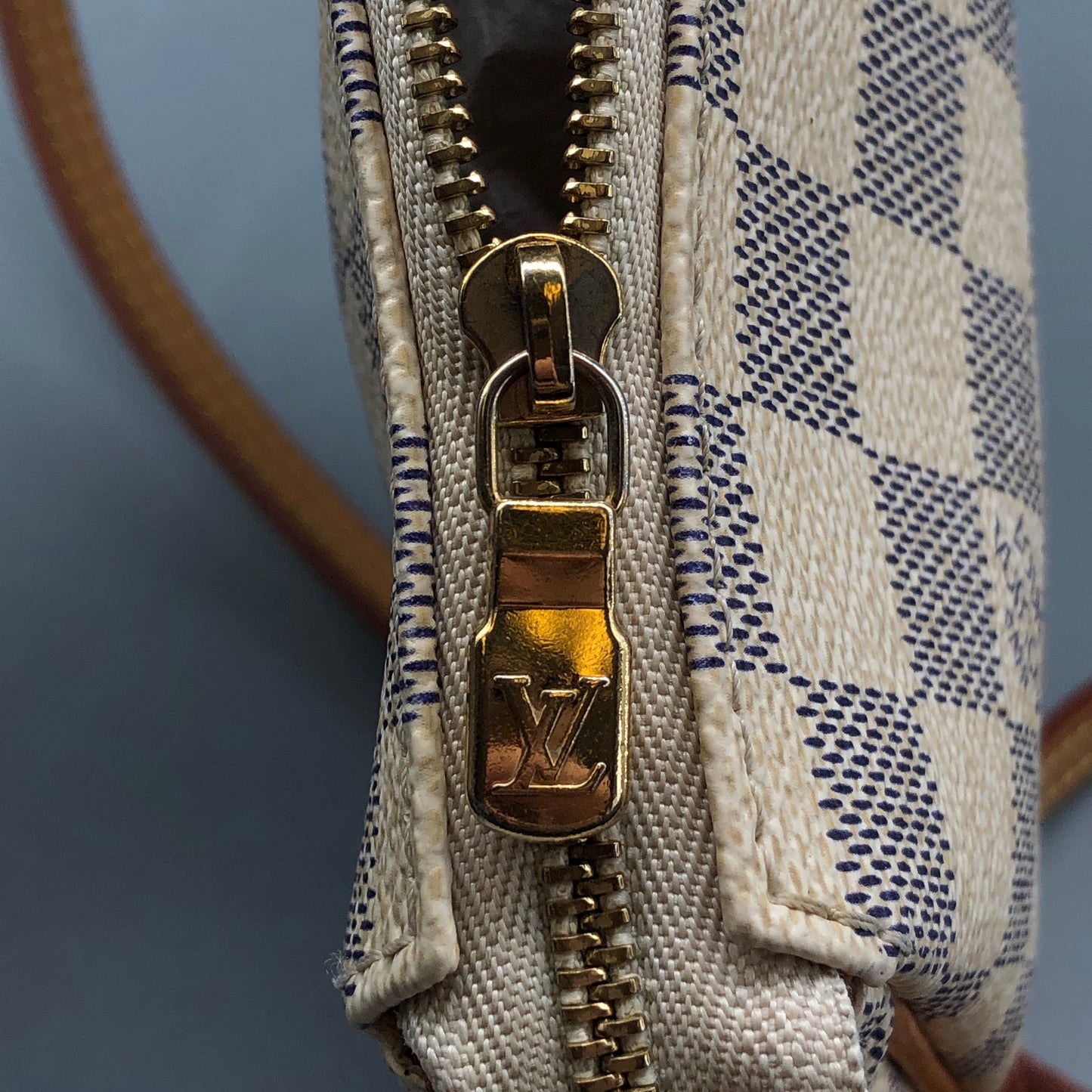 LV 25*13*4cm CrLouis Vuitton Damier Azur Eva Bag
