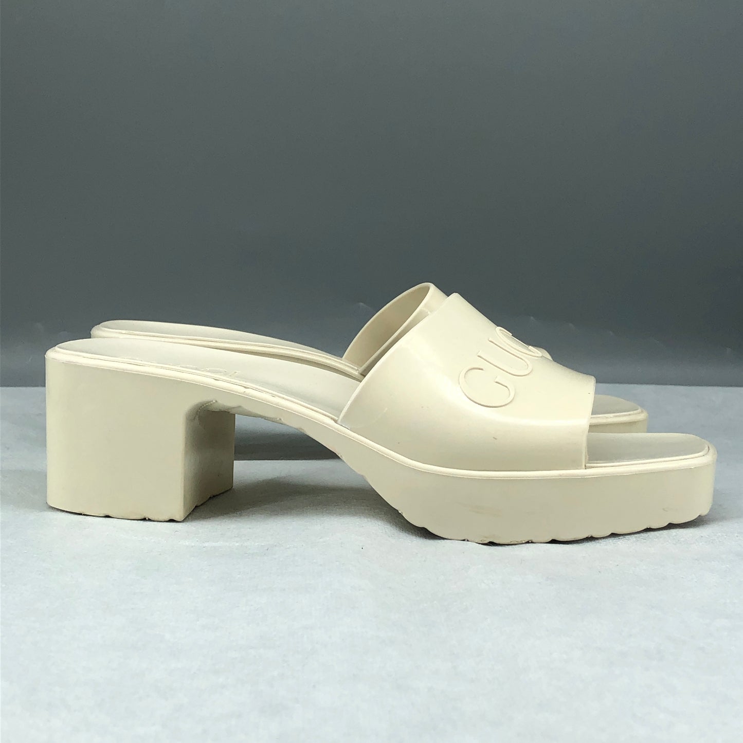 Gucci Logo Embossed Rubber Slide Sandals 35 cream