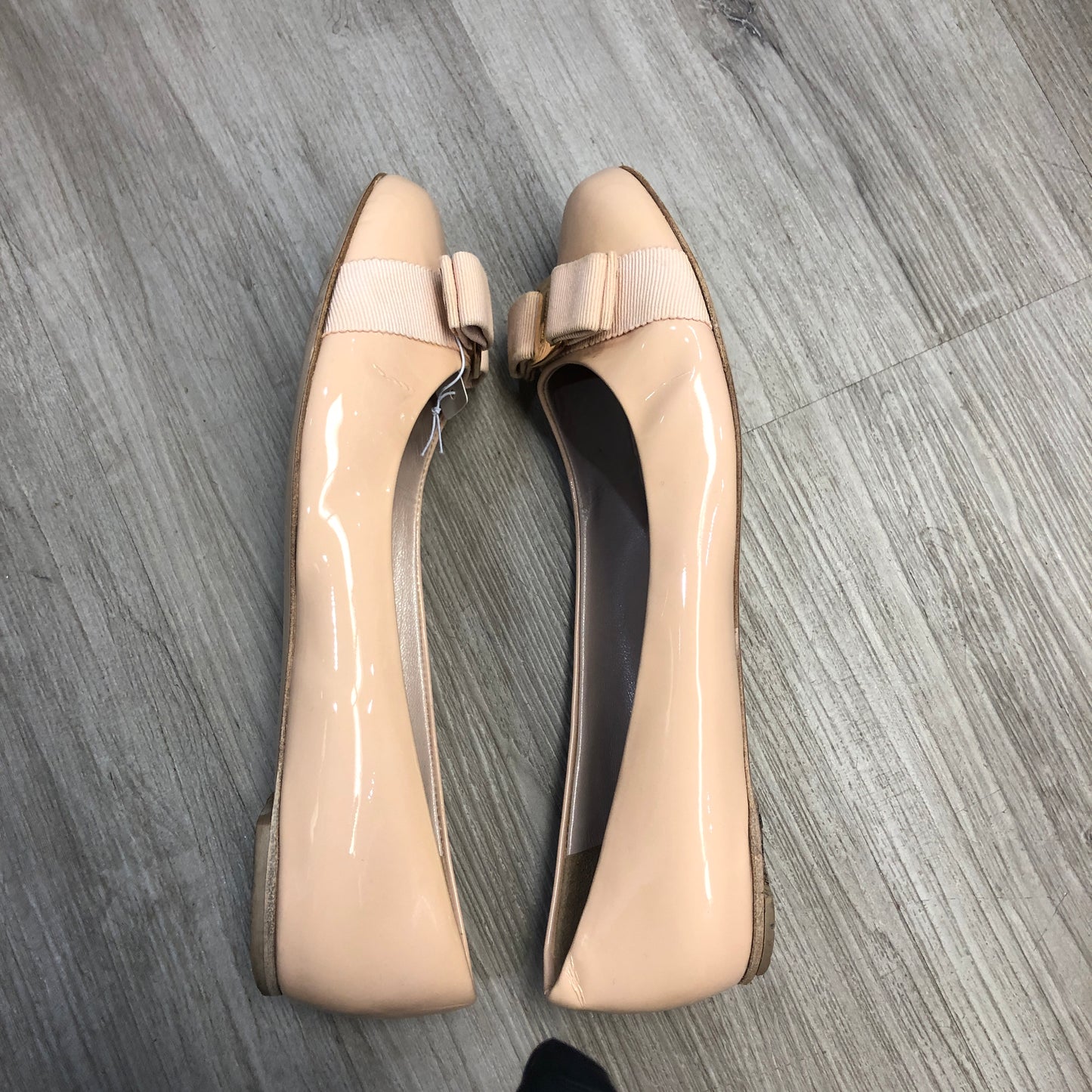 Salvatore Ferragamo Vara Bow Patent Leather Pumps US 8M Peach