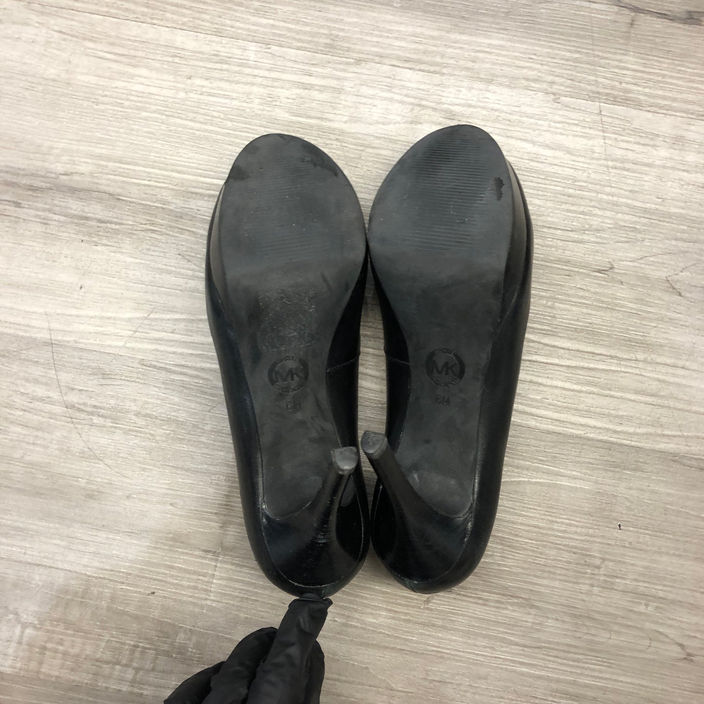 Michael Kors Women's Black Leather Round Toe Heeled Pumps 6