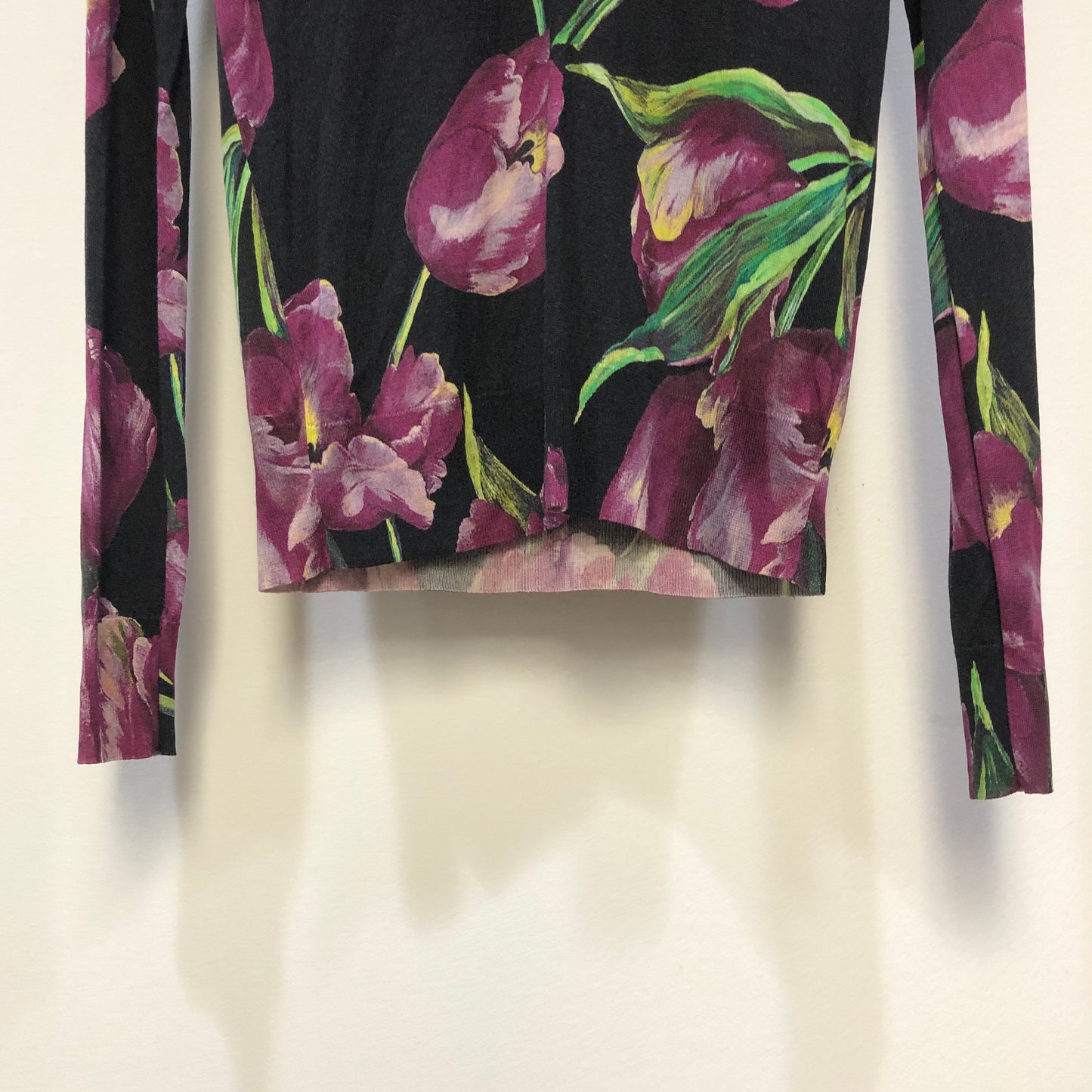 Dolce & Gabbana Black Purple Floral V‑Neck Long Sleeve Top 44