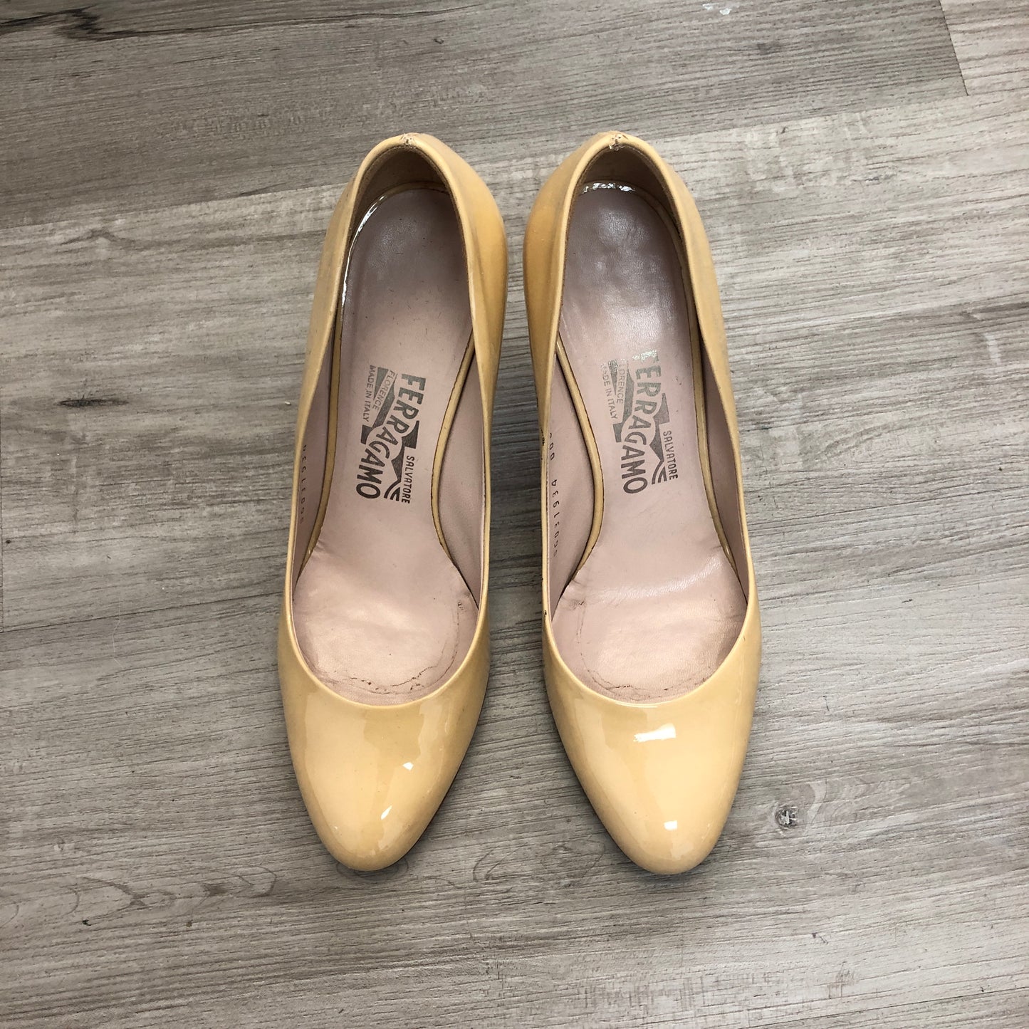 Salvatore Ferragamo Women‘s Patent Leather Round Toe Mid Heel Pumps Shoes 7.5B Beige
