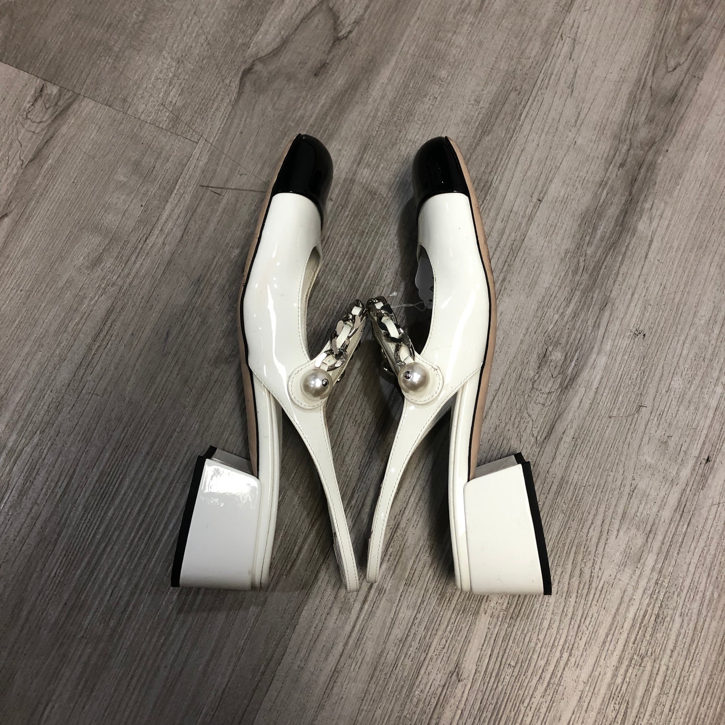 Miu Miu Women's Patent Leather Two-Tone Pearl Chain Slingback Block Heel Pumps Shoes 38 Cream Black