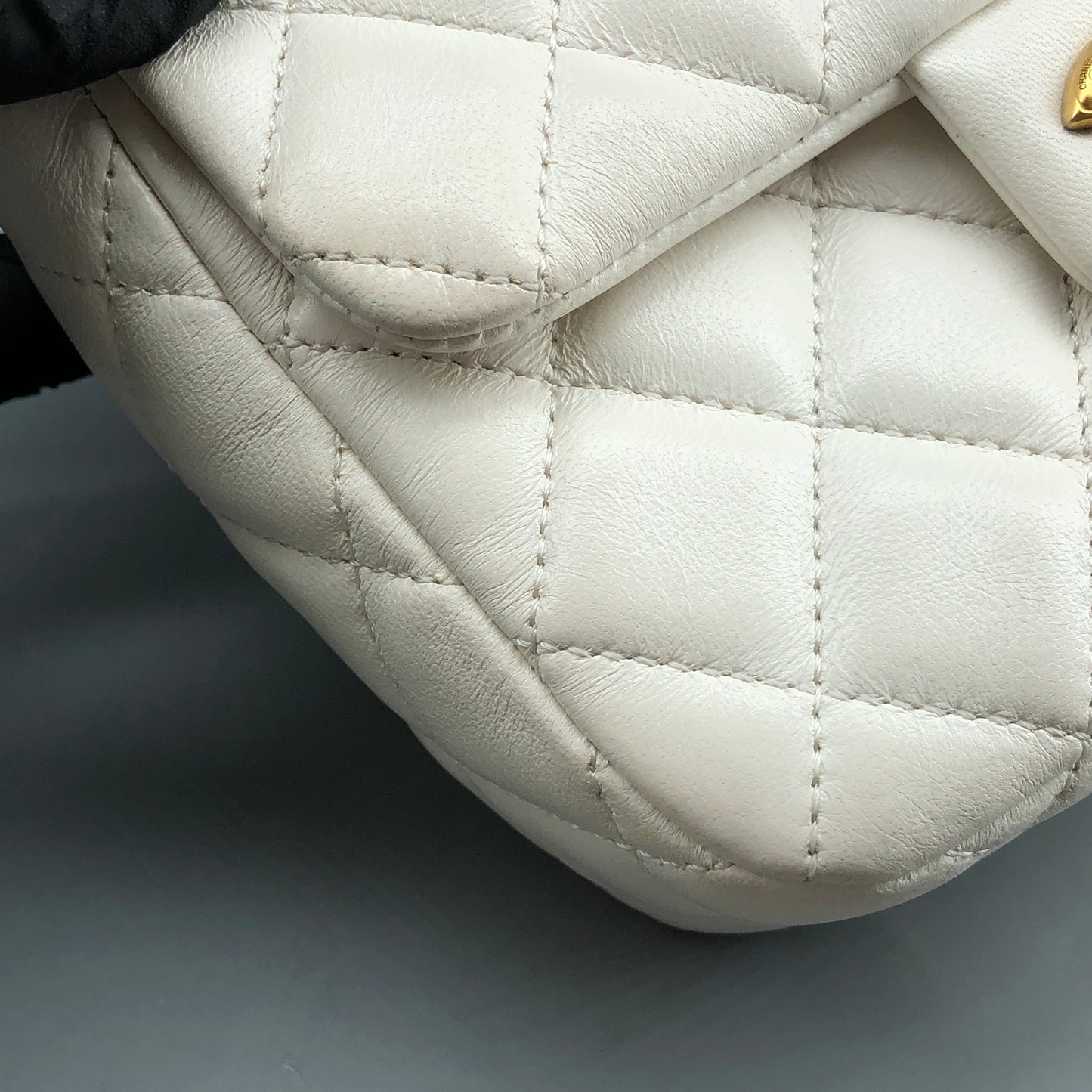 Chanel Lambskin Enamel Quilted Mini Coco Hearts Square Flap White Bag 清理中