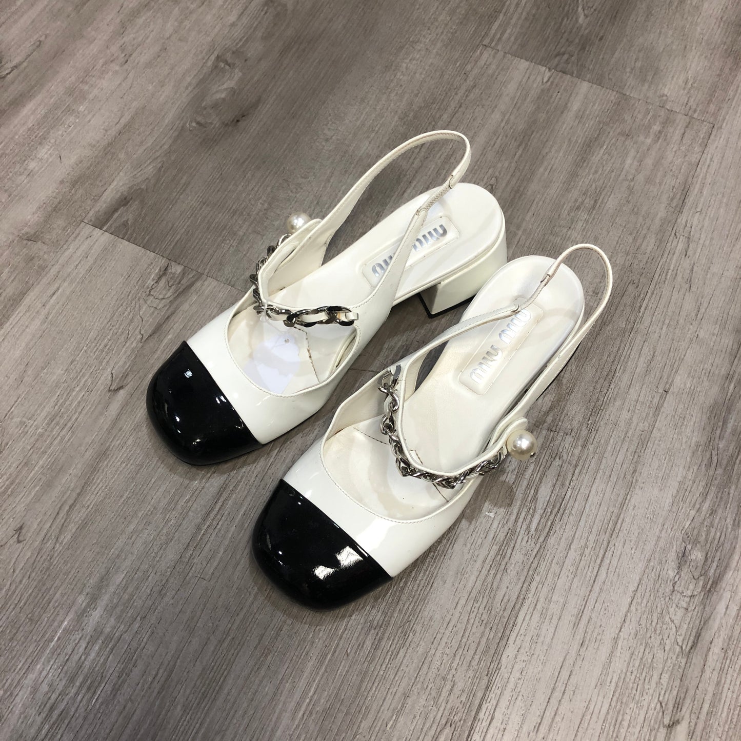 Miu Miu Women's Patent Leather Two-Tone Pearl Chain Slingback Block Heel Pumps Shoes 38 Cream Black