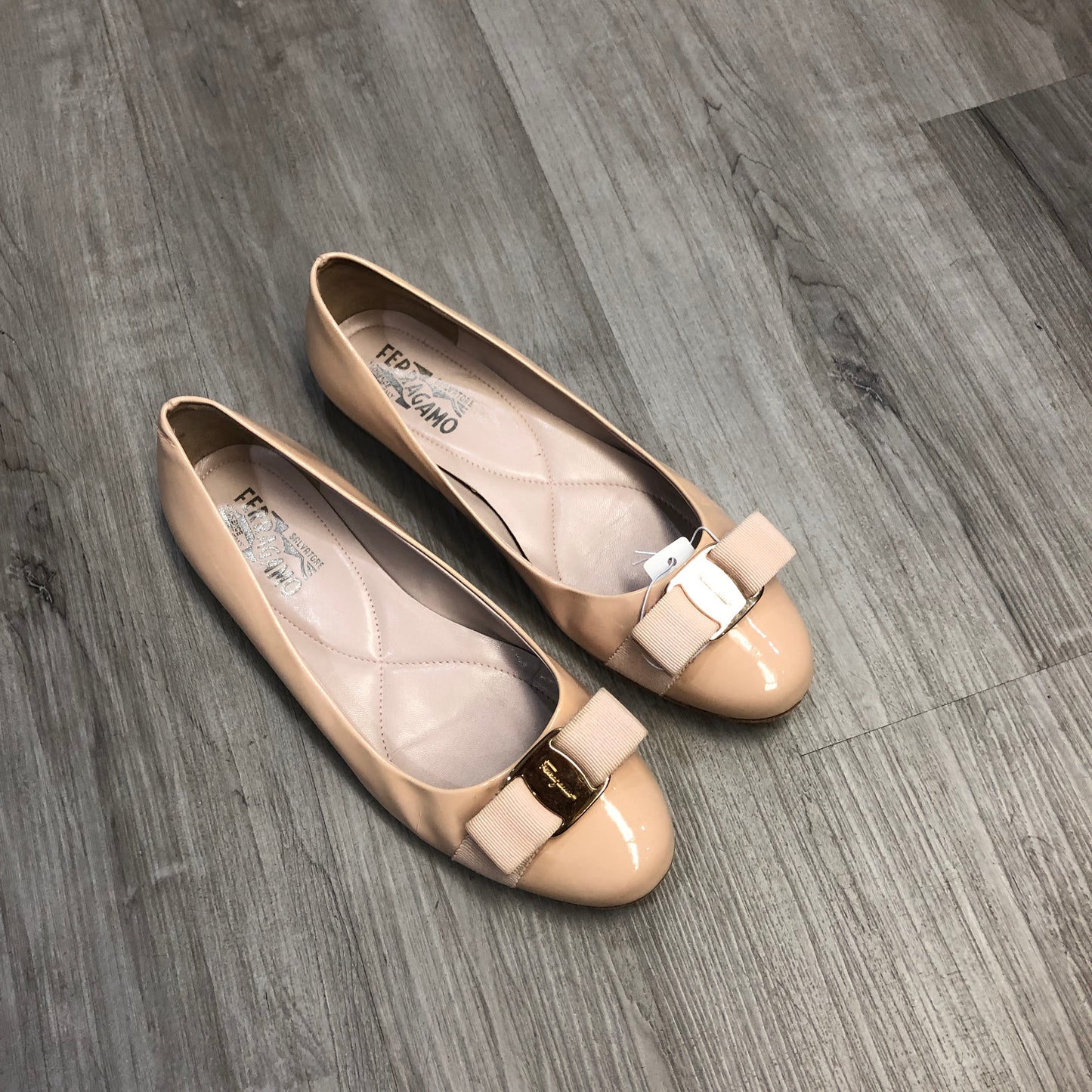 Salvatore Ferragamo Vara Bow Patent Leather Pumps US 8M Peach