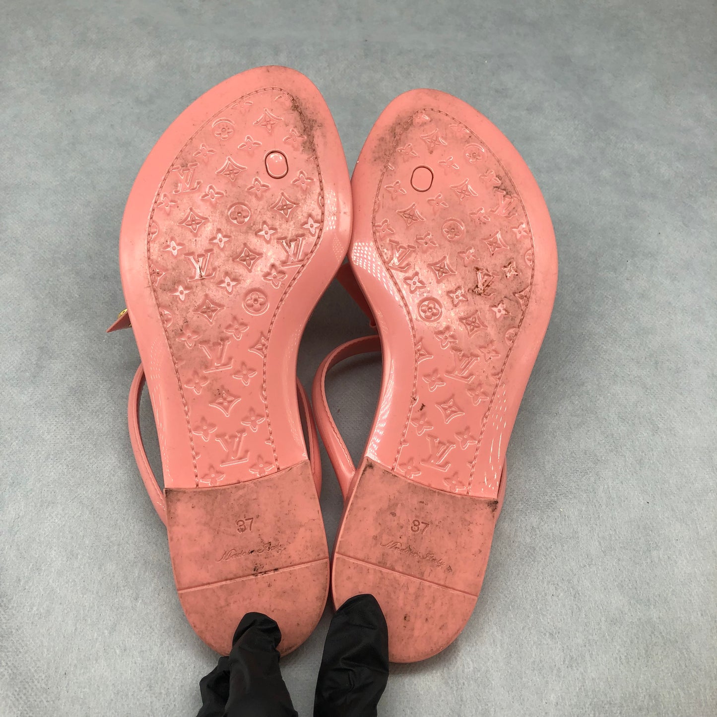 Louis Vuitton Pink Thong Sandals Women's Shoes Size 37