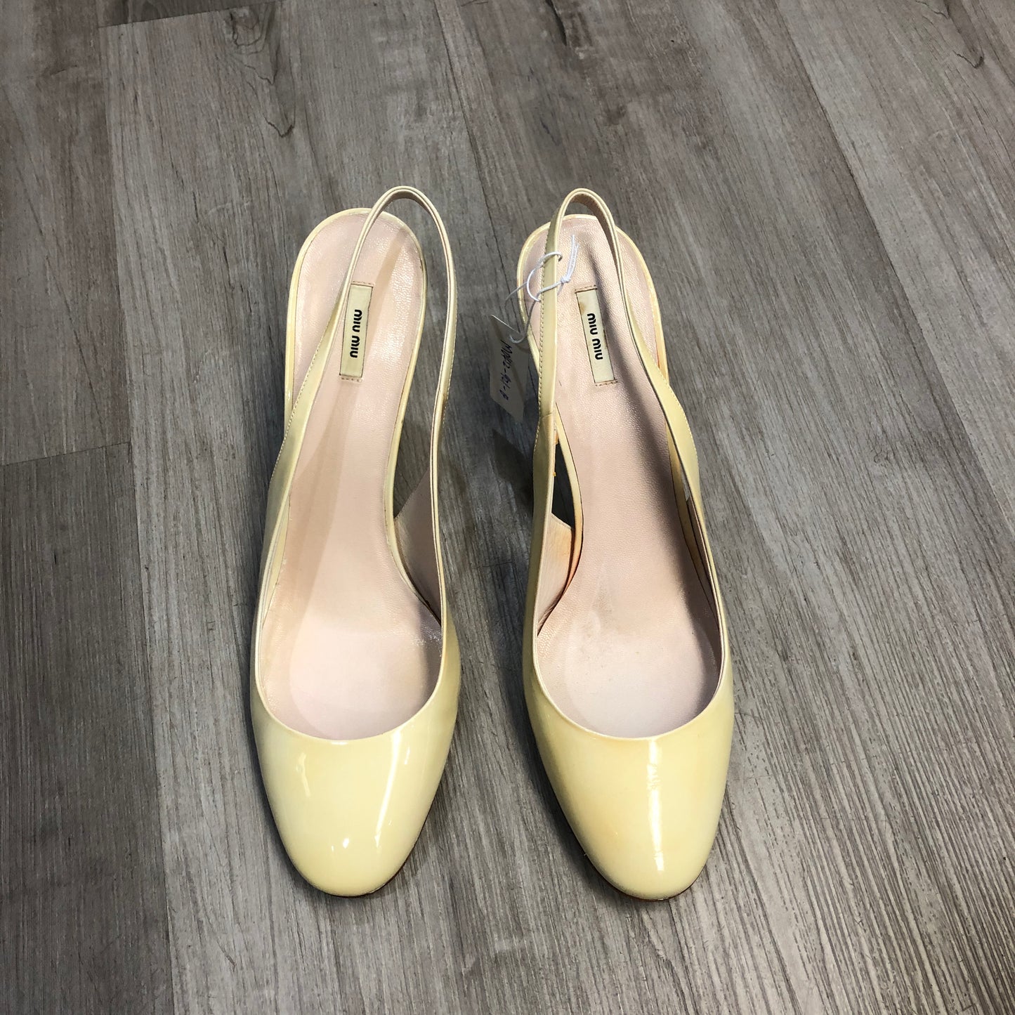Miu Miu Women’s Patent Leather Slingback Pumps 39 cream