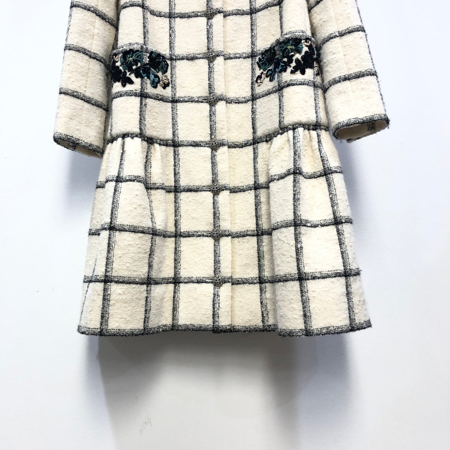 Chanel White Black Plaid Tweed Dress Floral Pocket Embellishment Size 38